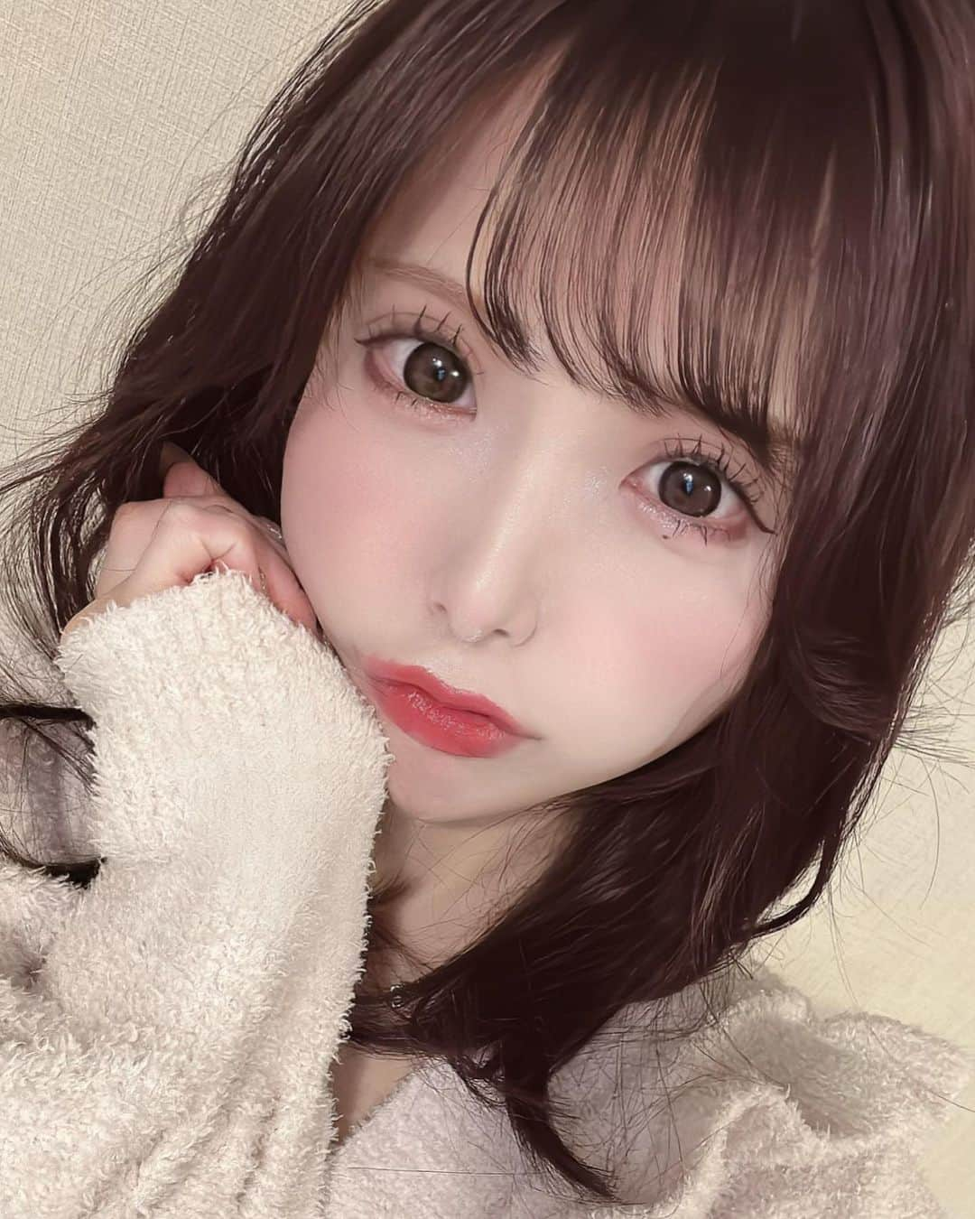 妃美穂さんのインスタグラム写真 - (妃美穂Instagram)「ジェラピケのバレンタイン発売日の次の日ゲットしてたんだあ〜🥹💓‪ , , そして赤髪してきました！髪色綺麗 , , #可愛い #かわいくなりたい #可愛い子と繋がりたい #セルカ #自撮り #自撮り界隈 #自撮り女子 #量産型ヲタク #量産型 #地雷 #地雷メイク #地雷系女子 #アイドル #地下アイドル #隠しきれないヲタク #ゲーム女子 #引きこもり #引きこもり生活 #ヘアメ #赤髪 #instagood #likesforlike #ふぉろーみー #followme #フォロー大歓迎 #idol #cosplay #韓国好きな人と繋がりたい #女子力向上計画 #ジェラピケ」2月16日 11時05分 - miho_kisaki