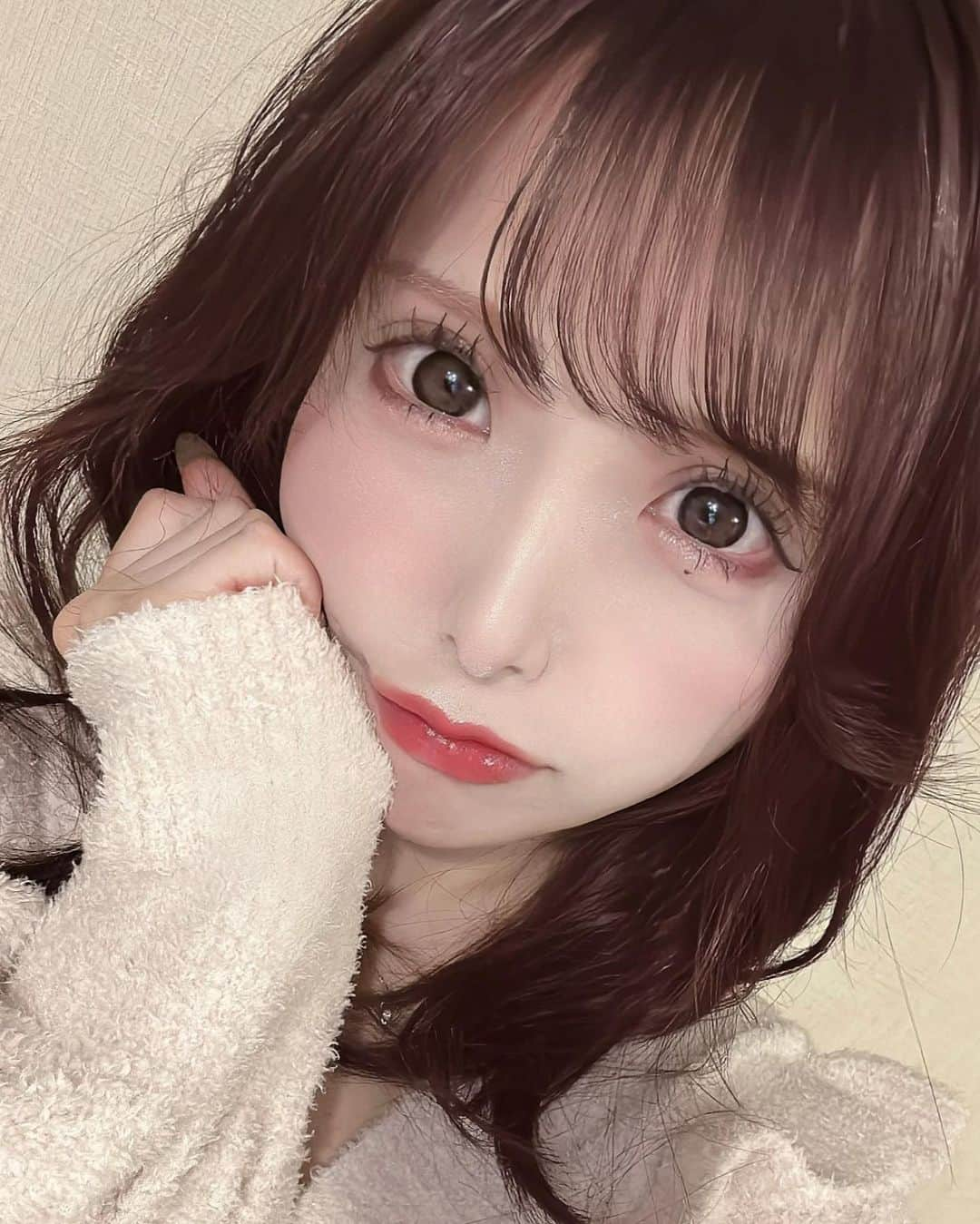 妃美穂のインスタグラム：「ジェラピケのバレンタイン発売日の次の日ゲットしてたんだあ〜🥹💓‪ , , そして赤髪してきました！髪色綺麗 , , #可愛い #かわいくなりたい #可愛い子と繋がりたい #セルカ #自撮り #自撮り界隈 #自撮り女子 #量産型ヲタク #量産型 #地雷 #地雷メイク #地雷系女子 #アイドル #地下アイドル #隠しきれないヲタク #ゲーム女子 #引きこもり #引きこもり生活 #ヘアメ #赤髪 #instagood #likesforlike #ふぉろーみー #followme #フォロー大歓迎 #idol #cosplay #韓国好きな人と繋がりたい #女子力向上計画 #ジェラピケ」