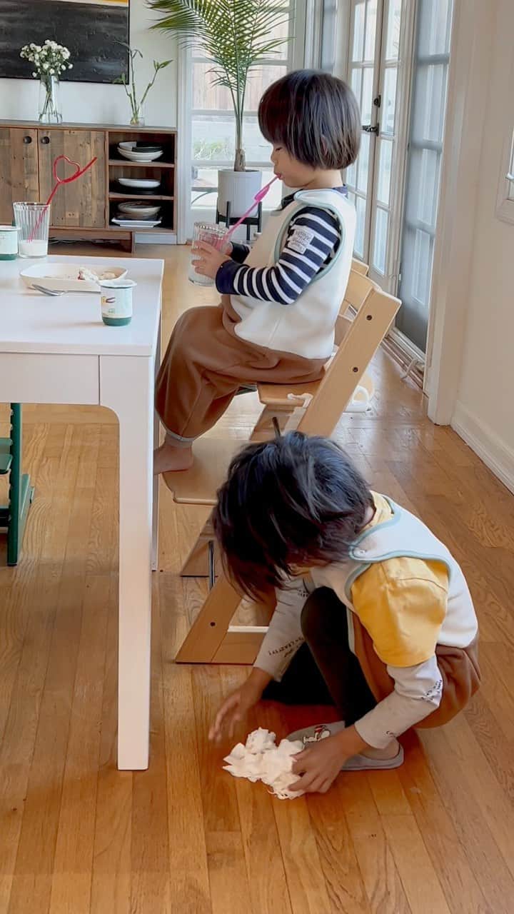 のインスタグラム：「今朝の出来事 いつも怒鳴ってばかりで かーちゃん反省の毎日です。  오늘 아침 둘째가 요거트를 쏟았는데 첫째가 묵묵히 청소하고 있었다  '너무 착한 아이가 되었구나..' 하는 생각에 그 모습을 잠시 지켜보고 있었다…  근데 난 아침부터 소리치며 혼내고...  미안해… 그리고 항상 용서해줘서 고마워… . . . #boys #boysmom #momlife #男の子ママ #ありがとう #아들맘 #고마워」