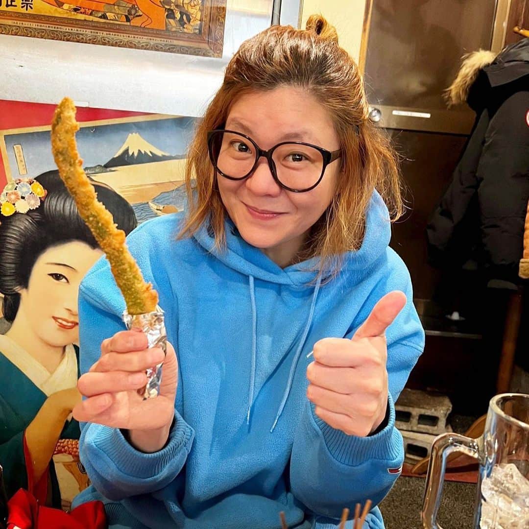 Tammyのインスタグラム：「昨日は♬  大阪に出張に来られた、長野は諏訪の焼き鳥ブルース 橙 のマスターと  新世界で、ザ・串カツ❣️笑  わたしゃ大阪の人なんですが、  新世界で串カツ食べたの初めてでした。笑  おんちかった＾＾  マスターとも色々話せたし、  良い時間で、良いランチでした😽  今年も長野の諏訪行くぞー❣️  @tammyyanen   #Tammy #タミー #Tammyyanen #photo #シンガーソングライター #唄 #singer #songwriter #acousticguitar #artist  #music #song #恩学 #音楽 #live #love #life #大阪 #新世界 #osaka #串カツ #delicious #lunch #美味しかった #楽しかった #ごちそうさまでした #橙マスター #ありがとう #thankyou」
