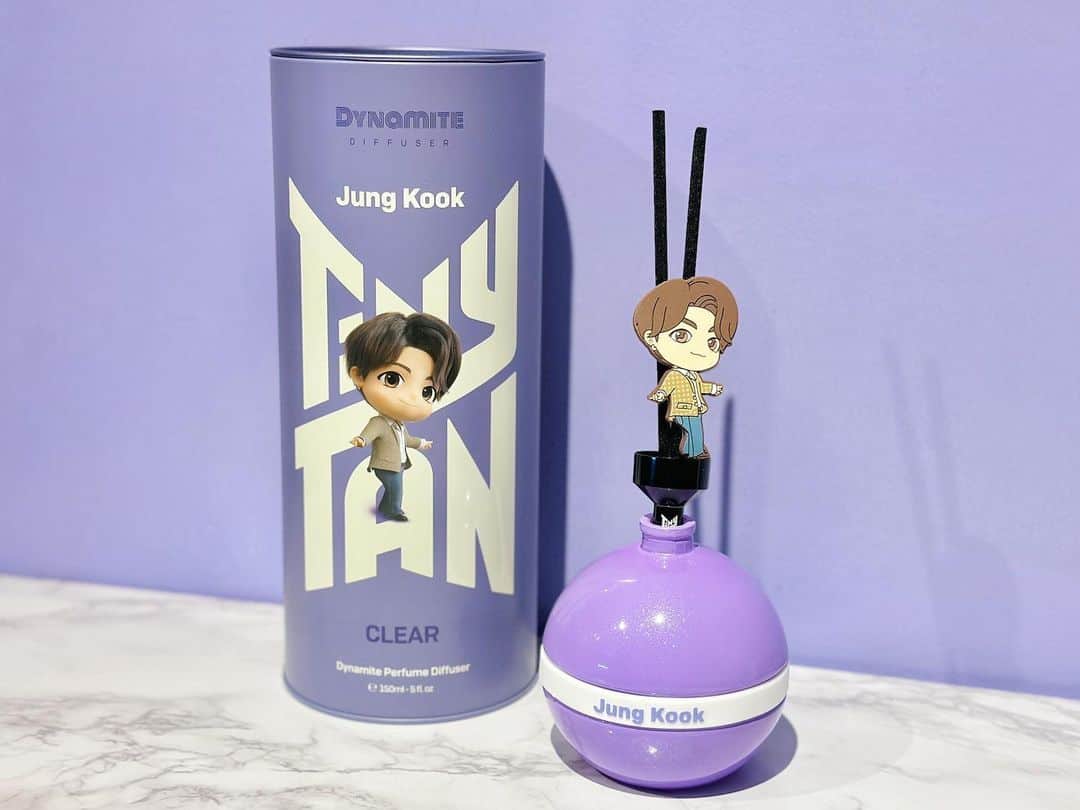 TONEAYUさんのインスタグラム写真 - (TONEAYUInstagram)「TinyTAN Dynamiteディフューザー🧨💜 ⁡ 調香師さんによりコンセプトに合わせて7つの香りで調香したディフューザー✨ ⁡ Yet To Come In Cinemaに合わせて、2/4より全国のイオンシネマ・ユナイテッド・シネマで発売しています❣️ ⁡ わたしは紫がよかったので、グクにしちゃいました🤣💜 ⁡ グクの香りは ~甘くもない、くどくもない、おしゃれな男の人の部屋にも合いそうな、大人めな香りでした🤫 ⁡ 7つどんな香りなのか気になる🤔 ⁡ デザインめちゃかわいいから7つ並べたくなるわ ~😂💜 ⁡ これからYet To Come In Cinema《アミボム歓声あり上映》も始まるので、イオンシネマ・ユナイテッド・シネマ行った時にはチェックしてみてください🤭 ⁡ #BTS #BANTAN #Dynamite #TinyTAN #TinyTANDynamiteディフューザー #ディフューザー #YetToComeInCinema #イオンシネマ #JUNGKOOK #ジョングク #タイニータン #映画館にて #PR」2月16日 12時20分 - toneayu