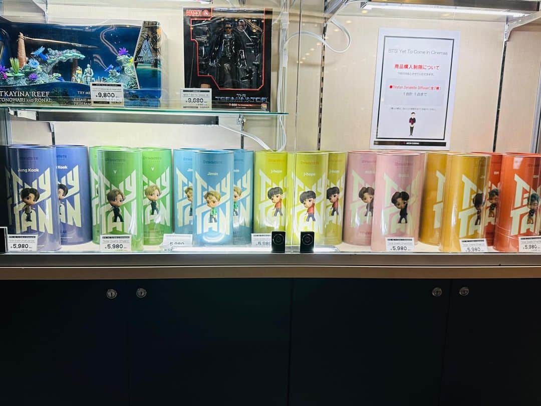 TONEAYUさんのインスタグラム写真 - (TONEAYUInstagram)「TinyTAN Dynamiteディフューザー🧨💜 ⁡ 調香師さんによりコンセプトに合わせて7つの香りで調香したディフューザー✨ ⁡ Yet To Come In Cinemaに合わせて、2/4より全国のイオンシネマ・ユナイテッド・シネマで発売しています❣️ ⁡ わたしは紫がよかったので、グクにしちゃいました🤣💜 ⁡ グクの香りは ~甘くもない、くどくもない、おしゃれな男の人の部屋にも合いそうな、大人めな香りでした🤫 ⁡ 7つどんな香りなのか気になる🤔 ⁡ デザインめちゃかわいいから7つ並べたくなるわ ~😂💜 ⁡ これからYet To Come In Cinema《アミボム歓声あり上映》も始まるので、イオンシネマ・ユナイテッド・シネマ行った時にはチェックしてみてください🤭 ⁡ #BTS #BANTAN #Dynamite #TinyTAN #TinyTANDynamiteディフューザー #ディフューザー #YetToComeInCinema #イオンシネマ #JUNGKOOK #ジョングク #タイニータン #映画館にて #PR」2月16日 12時20分 - toneayu