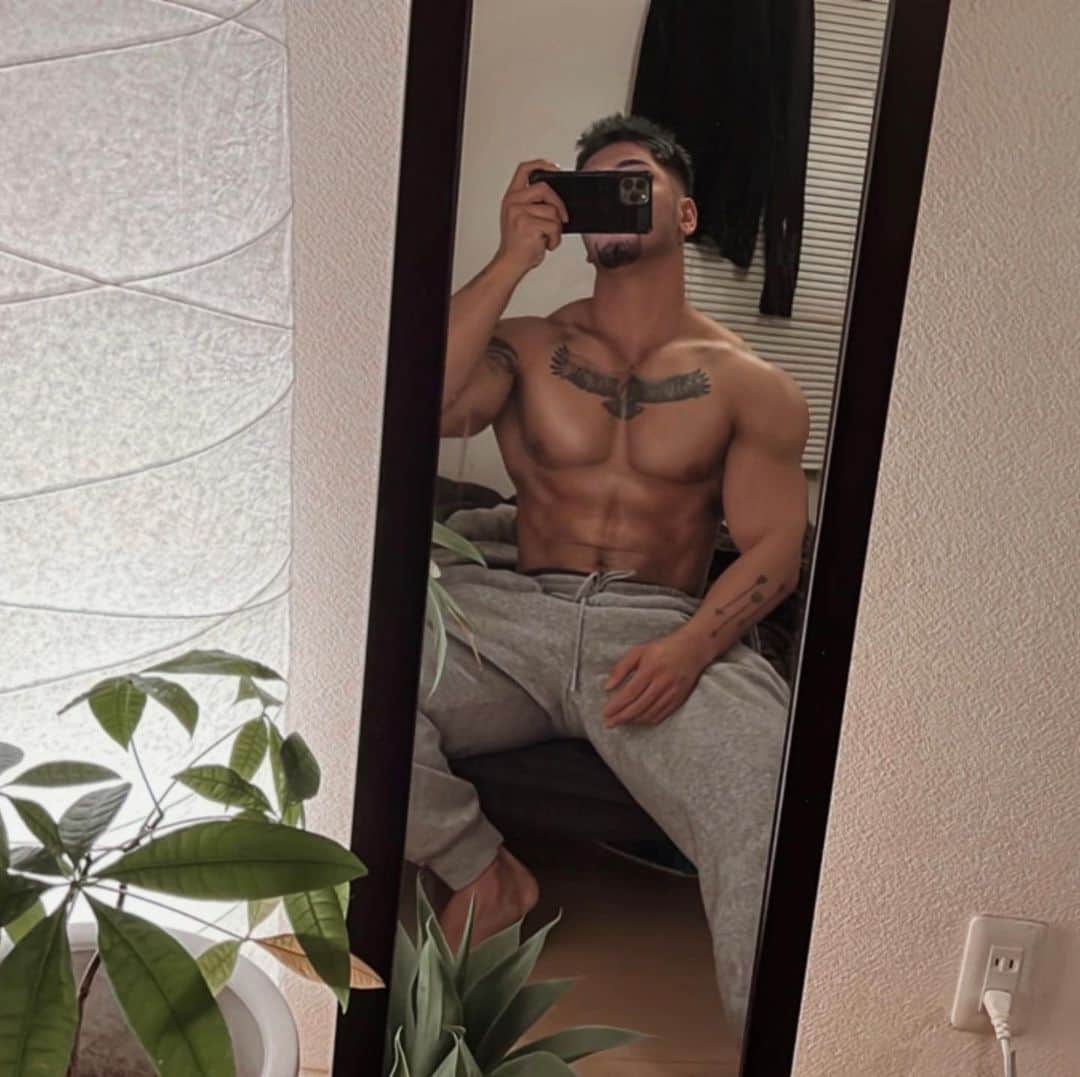 ARU【アル】のインスタグラム：「最近🫠　ダンスとか筋トレとか色々 ゆるーく過ごしてます🕊  年末からロンドン🇬🇧、韓国🇰🇷、アメリカ🇺🇸、台湾🇹🇼と 飛びまくったなー。今は休憩！ 来月はアメリカ🇺🇸、再来月は香港🇭🇰  #AruSakurada #fitness #dance」