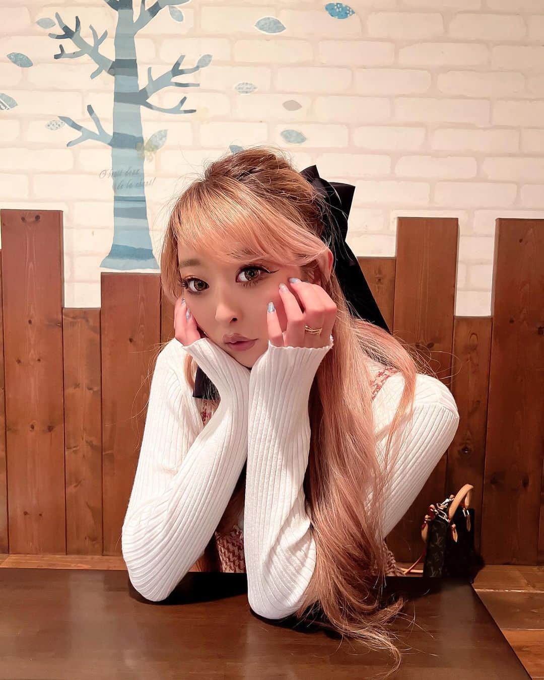 まあーか（まかたん）のインスタグラム：「. ☕️♥️ . #frenchgirly#girlystyle#ガーリーコーデ#ガーリーファッション#おパリ女子#shein購入品 #sheinコーデ #リボンアクセ#ヘアアクセ#ヘアアレンジ#ハーフアップ#小顔#美容#ハイフ#ホワイトニング#ハイトーンカラー」