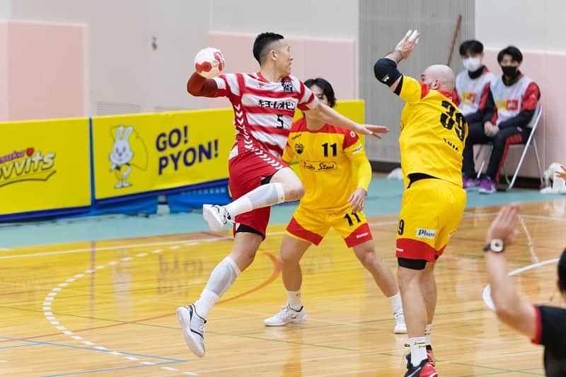 成田幸平のインスタグラム：「＊＊＊ 【ご報告】 2022-2023シーズンをもって 湧永LEOLICを退団することになりました。  僕はパリオリンピックを目指して 現役を続けるつもりです。  来シーズンの所属先は決まり次第 ご報告させていただきます。  突然のご報告になったこと、 直接お伝えできなかった皆さん 申し訳ありません。  11年間湧永LEOLICの成田幸平を 応援していただいた皆さん 今までありがとうございました🙇🏻‍♂️  最後のホーム戦が2月23日15時〜 東広島運動公園で行われます。 広島のみなさん会場でお待ちしてます👍  残りの大阪、東京、愛知の試合には 帯同しませんので楽しみにして もらってた皆さんすみません。  こんな僕ですが引き続き 応援よろしくお願いします🫡  成田幸平  #湧永レオリック #HANDBALL #ハンドボール #JHL #日本ハンドボールリーグ #salming #SalmingJapan #bauerfeind #BauerfeindJapan」