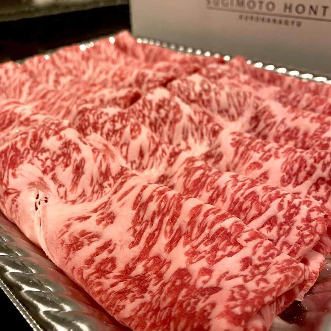 東京肉レポートさんのインスタグラム写真 - (東京肉レポートInstagram)「@sugimotohonten.kumamoto, one of the largest Wagyu producers in Japan, offers variety of meats online ! Enjoying real Wagyu at home is just wonderful !  杉本本店のお肉ですき焼き&ステーキを家で満喫した！盤の大きさも程よくて、赤身と脂のバランスもすき焼きにちょうどの塩梅！ステーキは思ってたより脂のサシが強かったからもう少ししっかり焼き切ればよかったかな！ごちそうさまでした！  価格帯：5,000-10,000円 オススメメニュー：すき焼き、ステーキ  #杉本本店 #焼肉 #肉 #すき焼き #ステーキ #和牛 #黒樺牛 #グルメ #東京肉レポート #肉レポ #sugimotohonten #tokyo #tokyogourmet #yakiniku #teppanyaki #wagyu #steak #beef #instafood #food #foodie #barbecue #bbq #tokyo #tokyo_wagyu_report」2月16日 12時23分 - tokyo_wagyu_report