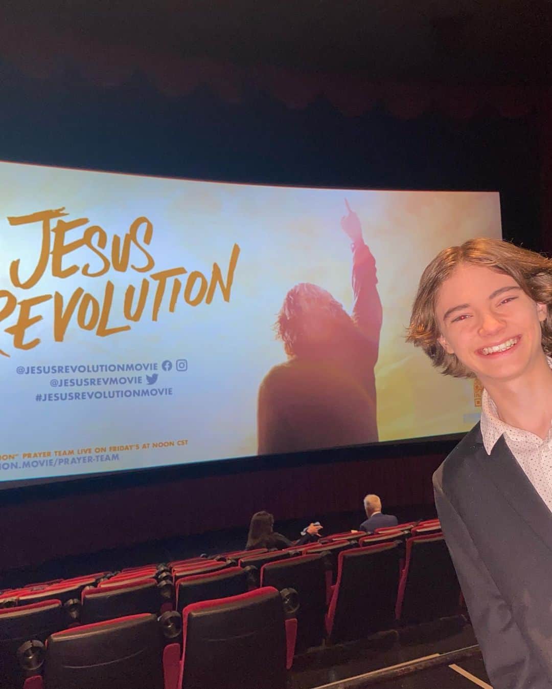 ジャクソン・ロバート・スコットさんのインスタグラム写真 - (ジャクソン・ロバート・スコットInstagram)「So excited to share to the world Jesus Revolution! Tonight is the premier. I’m so grateful I was able to be a part of this project. Such a beautifully shot film and a great message of love and acceptance ❤️ And an awesome soundtrack too!!! 🎶🥰 #Lionsgate #JesusRevolution」2月16日 12時23分 - jacksonrobertscottofficial