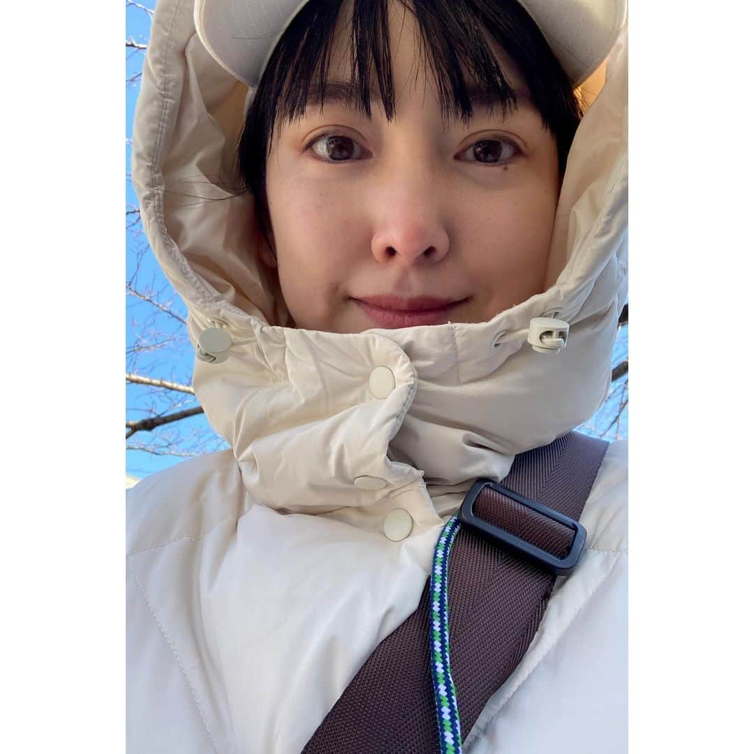 永池南津子さんのインスタグラム写真 - (永池南津子Instagram)「今日の朝んぽ。 冷えた空気に耳が痛いほどだったけれど、青空と梅の花のコントラストが美しくて春を感じます。 桜の蕾も膨らんできてましたよ。 今年の春ももうすぐそこ。 #あさんぽ #春の気配 #青空 #spring #春 #永池南津子 #鼻の頭赤い」2月16日 12時52分 - natsuko_nagaike