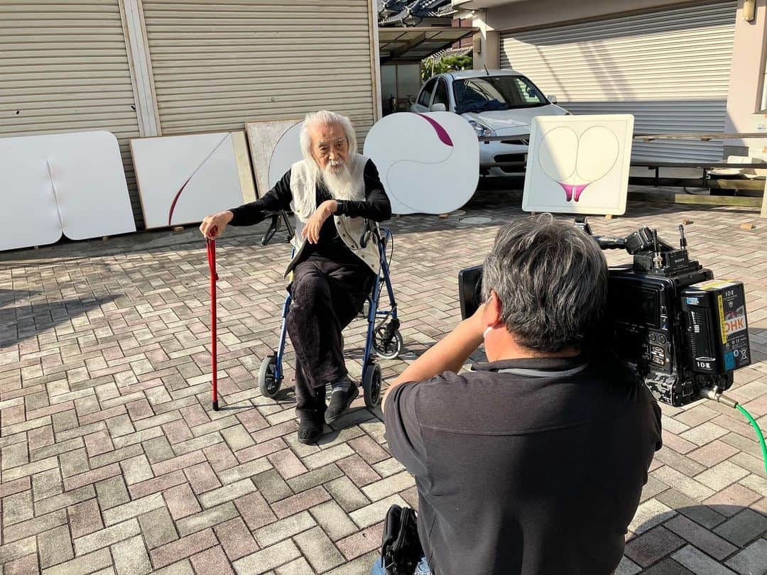のインスタグラム：「・ ／ 　2/18(土)午後3時〜放送🌈 　淳風会ｐｒｅｓｅｎｔｓ 　いのちを描くアーティスト 　～現代美術作家 高橋秀の挑戦～ ＼  岡山で精力的に活動！ 世界が認める現代美術作家「高橋秀」さん92歳の次世代へ託す想いとは？  ぜひご覧ください😌✨  #高橋秀 #OHK」