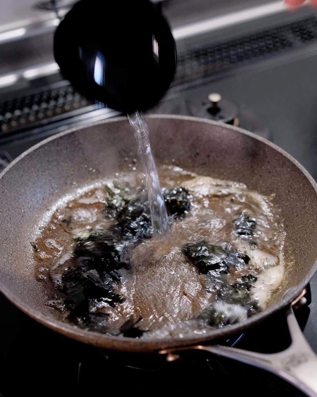 Ryogoさんのインスタグラム写真 - (RyogoInstagram)「🍝 プリップリの牡蠣と海苔の風味が最高のクリームパスタ。 ⁡ 牡蠣はバターでソテーして一旦別皿へ。 あとは茹で汁に海苔を溶かして生クリームでソースを作ればほぼ完成です。 ⁡ ポイントは海苔選び。 海苔によって溶けやすさがかなり違うので、パッケージに"初摘みor一番摘み"と書いてあるやつを選んでください🙋‍♂️ ⁡ -——————————— ⁡ ✱ 今日のパスタ 『牡蠣と海苔のクリームパスタ』 ⁡ ⋈ 材料(1人前) パスタ　80g 牡蠣　80g 海苔　板海苔1枚分 バター　15g 生クリーム　100ml 大葉(みじん切り)　3枚 ねぎ　適量 ごま　適量 七味唐辛子　適量 塩　適量 ⁡ ⋈ 作り方 1. 沸騰したお湯の中に塩を入れてパスタを茹で始めます。 2. フライパンにバターを入れて牡蠣をソテーしたら、一度別皿に取り出しておきます。 3. 手で細かくちぎった海苔と茹で汁(お玉1杯程度)をフライパンに加え、弱火で煮ながら海苔を溶かします。 4. 海苔が溶け切ったら生クリームを加え、パスタが茹で上がるまで煮詰めます。 5. 茹で上がったパスタと大葉、先ほどの牡蠣をフライパンに加えて、好みのとろみ加減になるまで混ぜ合わせます。 6. お皿に盛り付けたら、仕上げにねぎとごま、七味唐辛子をトッピングして完成です。 ⁡ ⋈ 詳しくはHPでご紹介 https://binanpasta.com/oysterseaweedcreampasta/ *プロフィール(@binanpasta )からアクセスできます。 ⁡ ✱「BINANPASTAのレシピを参考に作ったよ」という方は、ぜひ @binanpasta をタグ付けして写真を投稿してくださいね♪  ✱愛用しているキッチンアイテムはプロフィールのアーカイブからどうぞ。  ⁡ -——————————— ⁡ ▹YouTube 2チャンネルあります。チャンネル登録してね🍳 ・まかない食堂 ・BINANPASTA ⁡ ▹レシピサイト(BINANPASTA) 約700種類のパスタレシピを無料で公開しています🍝 *プロフィール(@binanpasta )からも飛べます。 ⁡ #BINANPASTA #パスタレシピ #私のおうちパスタ  ⁡ -——————————— ⁡ #pasta #パスタ #簡単レシピ #簡単パスタ #牡蠣 #海苔 #クリームパスタ」2月16日 18時38分 - binanpasta
