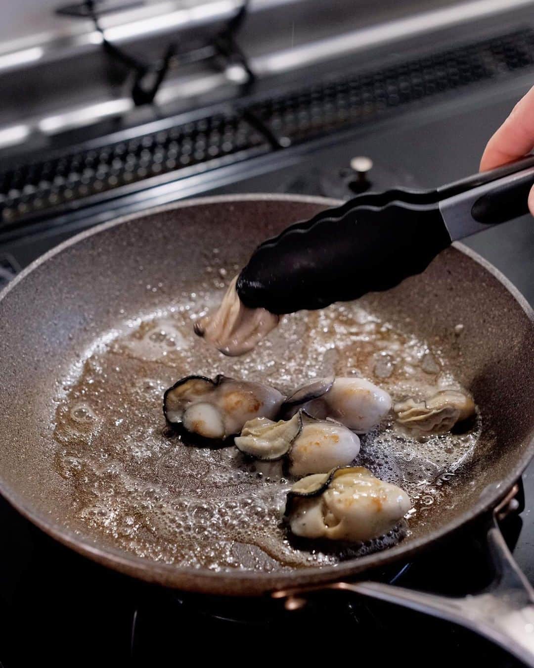 Ryogoさんのインスタグラム写真 - (RyogoInstagram)「🍝 プリップリの牡蠣と海苔の風味が最高のクリームパスタ。 ⁡ 牡蠣はバターでソテーして一旦別皿へ。 あとは茹で汁に海苔を溶かして生クリームでソースを作ればほぼ完成です。 ⁡ ポイントは海苔選び。 海苔によって溶けやすさがかなり違うので、パッケージに"初摘みor一番摘み"と書いてあるやつを選んでください🙋‍♂️ ⁡ -——————————— ⁡ ✱ 今日のパスタ 『牡蠣と海苔のクリームパスタ』 ⁡ ⋈ 材料(1人前) パスタ　80g 牡蠣　80g 海苔　板海苔1枚分 バター　15g 生クリーム　100ml 大葉(みじん切り)　3枚 ねぎ　適量 ごま　適量 七味唐辛子　適量 塩　適量 ⁡ ⋈ 作り方 1. 沸騰したお湯の中に塩を入れてパスタを茹で始めます。 2. フライパンにバターを入れて牡蠣をソテーしたら、一度別皿に取り出しておきます。 3. 手で細かくちぎった海苔と茹で汁(お玉1杯程度)をフライパンに加え、弱火で煮ながら海苔を溶かします。 4. 海苔が溶け切ったら生クリームを加え、パスタが茹で上がるまで煮詰めます。 5. 茹で上がったパスタと大葉、先ほどの牡蠣をフライパンに加えて、好みのとろみ加減になるまで混ぜ合わせます。 6. お皿に盛り付けたら、仕上げにねぎとごま、七味唐辛子をトッピングして完成です。 ⁡ ⋈ 詳しくはHPでご紹介 https://binanpasta.com/oysterseaweedcreampasta/ *プロフィール(@binanpasta )からアクセスできます。 ⁡ ✱「BINANPASTAのレシピを参考に作ったよ」という方は、ぜひ @binanpasta をタグ付けして写真を投稿してくださいね♪  ✱愛用しているキッチンアイテムはプロフィールのアーカイブからどうぞ。  ⁡ -——————————— ⁡ ▹YouTube 2チャンネルあります。チャンネル登録してね🍳 ・まかない食堂 ・BINANPASTA ⁡ ▹レシピサイト(BINANPASTA) 約700種類のパスタレシピを無料で公開しています🍝 *プロフィール(@binanpasta )からも飛べます。 ⁡ #BINANPASTA #パスタレシピ #私のおうちパスタ  ⁡ -——————————— ⁡ #pasta #パスタ #簡単レシピ #簡単パスタ #牡蠣 #海苔 #クリームパスタ」2月16日 18時38分 - binanpasta