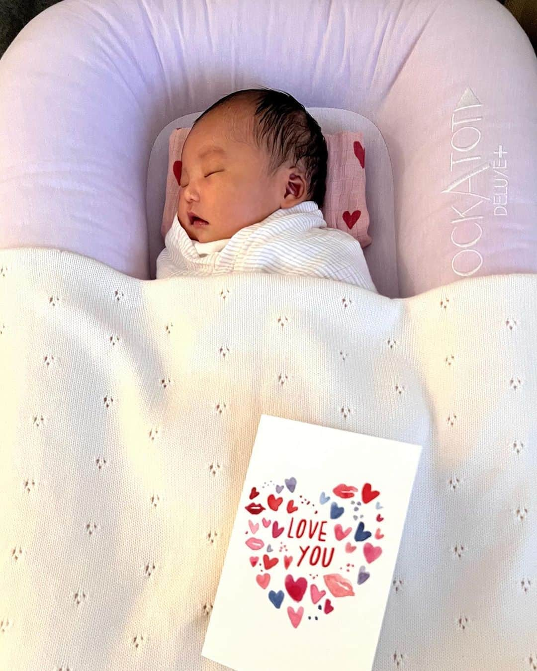 松原汐織さんのインスタグラム写真 - (松原汐織Instagram)「On 12th February, My daughter was born at St.Mary’s hospital👶🏻💕 My husband and I worried about having a baby abroad but with the generous support of the doctors and hospital staff, we were relieved that our baby was born safe and sound. I am deeply grateful to my husband 😘 I love my husband and baby❤️ Our new life has started 🍼🍼🍼 ・ ・ 2月12日3:09に娘を出産しました👶🏻 夫と娘と幸せな新生活が始まりました❤️ 写真は生後2日目のValentine’s dayにて🍫  周りに妊娠をあまり伝えていなかったので、びっくりした方もいるかと思います。 結婚して、私が妊娠しづらい身体であることが分かり、不妊治療を行っていました。体外受精へと進み、娘を授かることができました。 杉山産婦人科 丸の内医院の皆様に、この場を借りて御礼申し上げます。 (私が不妊治療で一番苦労したのが自分に合う病院探し＆情報収集だったので、記載しました。) そして、悪阻がとても酷く実家に戻り、安定期を過ぎてからの渡英でした。 妊娠中の移住は不安ではありましたが、さすが多民族国家イギリス🇬🇧外国人にも手厚いサポート体制があり、St.Mary’s hospitalで無事に出産することができました。(日本とは全く違う妊婦健診〜出産〜退院の流れとなったので、後日詳しく書きますね❣️)  なかなか妊娠できず落ち込む私に夫がかけてくれた言葉の数々や、 愚痴を聞いてくれて私の妊娠を心から喜んでくれた心の友たち♡ 一生感謝の気持ちが薄れることがない思い出ばかりです。  最愛の夫と可愛くて仕方がない娘と、 日本からサポートに来てくれた両親と、 慌ただしくも幸せな日々を過ごしています❤️❤️❤️  ー #newborn #baby #babygirl #lovemyfam  #stmaryshospital #delivery #birth  #london #thisislondon #londonlife  #妊娠 #出産 #海外出産 #新生児 #女の子ベビー  #体外受精 #ivf #杉山産婦人科丸の内  #ロンドン #ロンドン生活 #ロンドン在住  #shioriinlondon2023  ー」2月16日 18時40分 - shiori_ma_