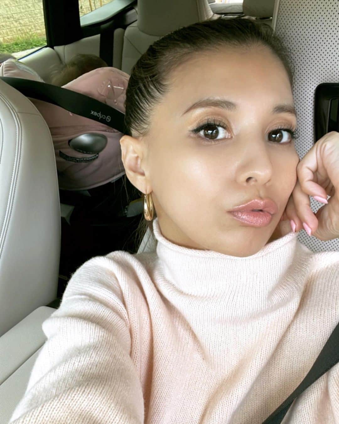 のインスタグラム：「ベビ子さんとお出かけ🫧  最近Hawaii寒い☂️」