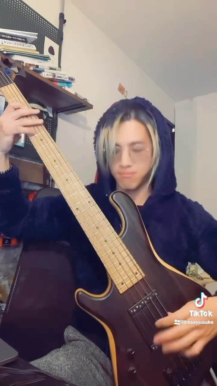 森田悠介のインスタグラム：「This tune's sound and bass line is so cool tho... cover : cookie by @newjeans_official   and this post on TikTok is one of my social experiment... don't sarch me.. let's see... #bass #bassline #cookie #synthbass #bassist #cover #musicianlife #newjeans #cookie #cover #adamovic  このユニット、曲むっちゃかっこいい なお今年から社会実験で動画を投稿し始めましたが5本目で跳ねたので引き続き実験😌」