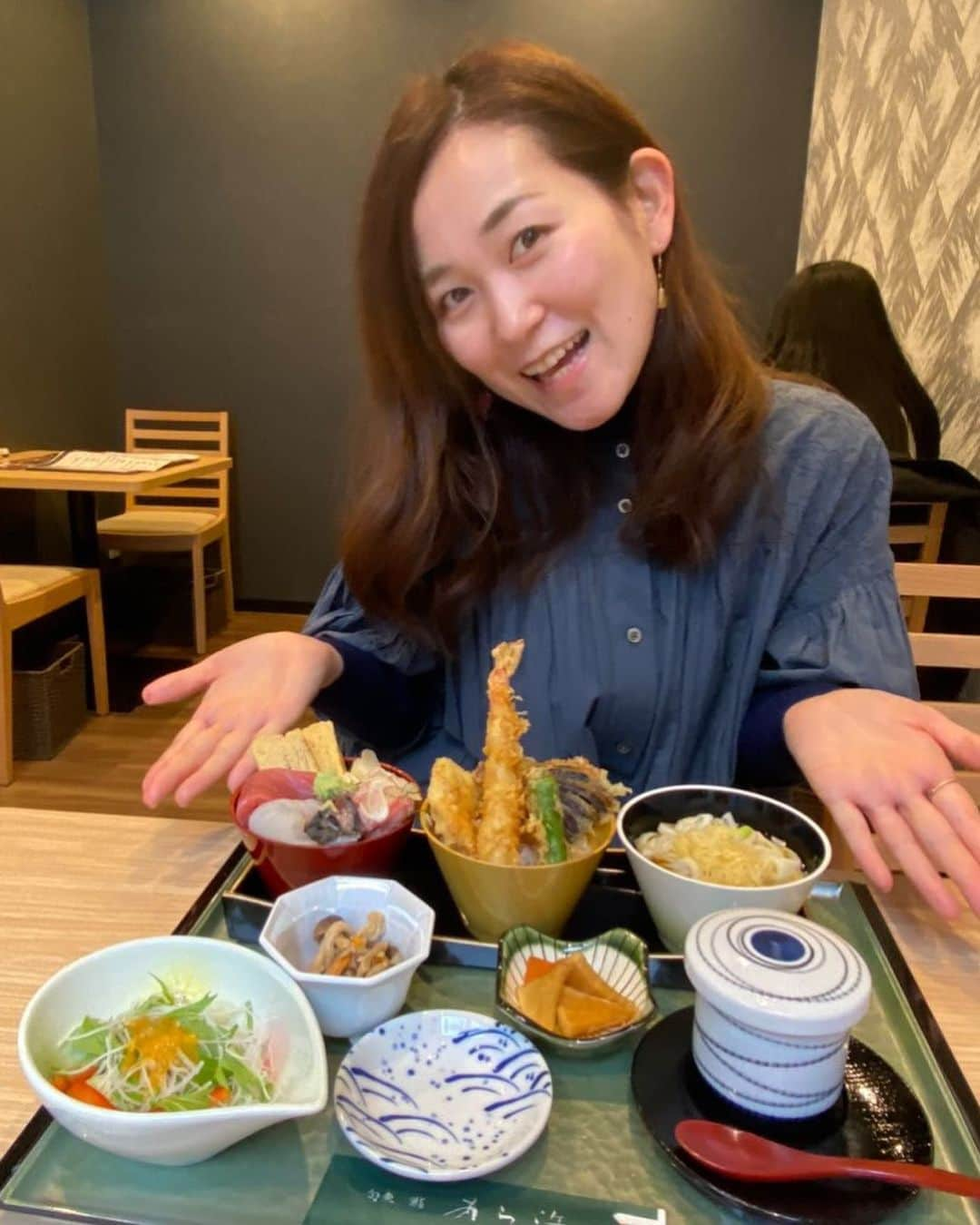 ティーナ・カリーナのインスタグラム：「お誘いいただき、あすと長町の「あら浜」さんでランチ😊✨✨  ボリューム満点で、海鮮丼、天丼、うどん、茶碗蒸し、小鉢、どれも美味しかったです🥰🥰  煮魚も絶品✨✨ デザートのプリンはみたらし風の甘じょっぱい蜜をかけていただきました💓  ひとり昭和歌謡祭のポスターも貼っていただけるとの事！ ありがとうございます✨😭✨  次回はほっき飯かなぁ🤤  宮城は美味しいものいっぱいです💕💕 ご馳走様でした✨  #あら浜#仙台ランチ#海鮮丼#煮魚定食#宮城ランチ#仙台ランチおすすめ #宮城グルメ#仙台グルメ#仙台グルメ巡り #仙台海鮮丼」