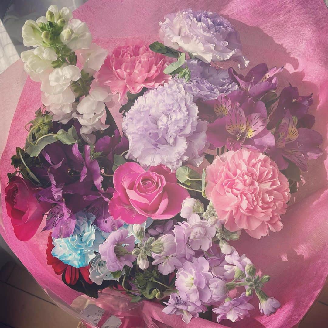 中村靖日のインスタグラム：「.  ひとつ撮了  スタッフ・キャスト・関係者の皆さま お世話になりました  ちょうどバレンタインデーで お菓子もたくさん頂きまして  ありがとうございました  2023/02/14 Tue -JST  #flowers #happyvalentinesday #movie #shooting #studio #location #staff #actor #actress #onsetlife #japan」