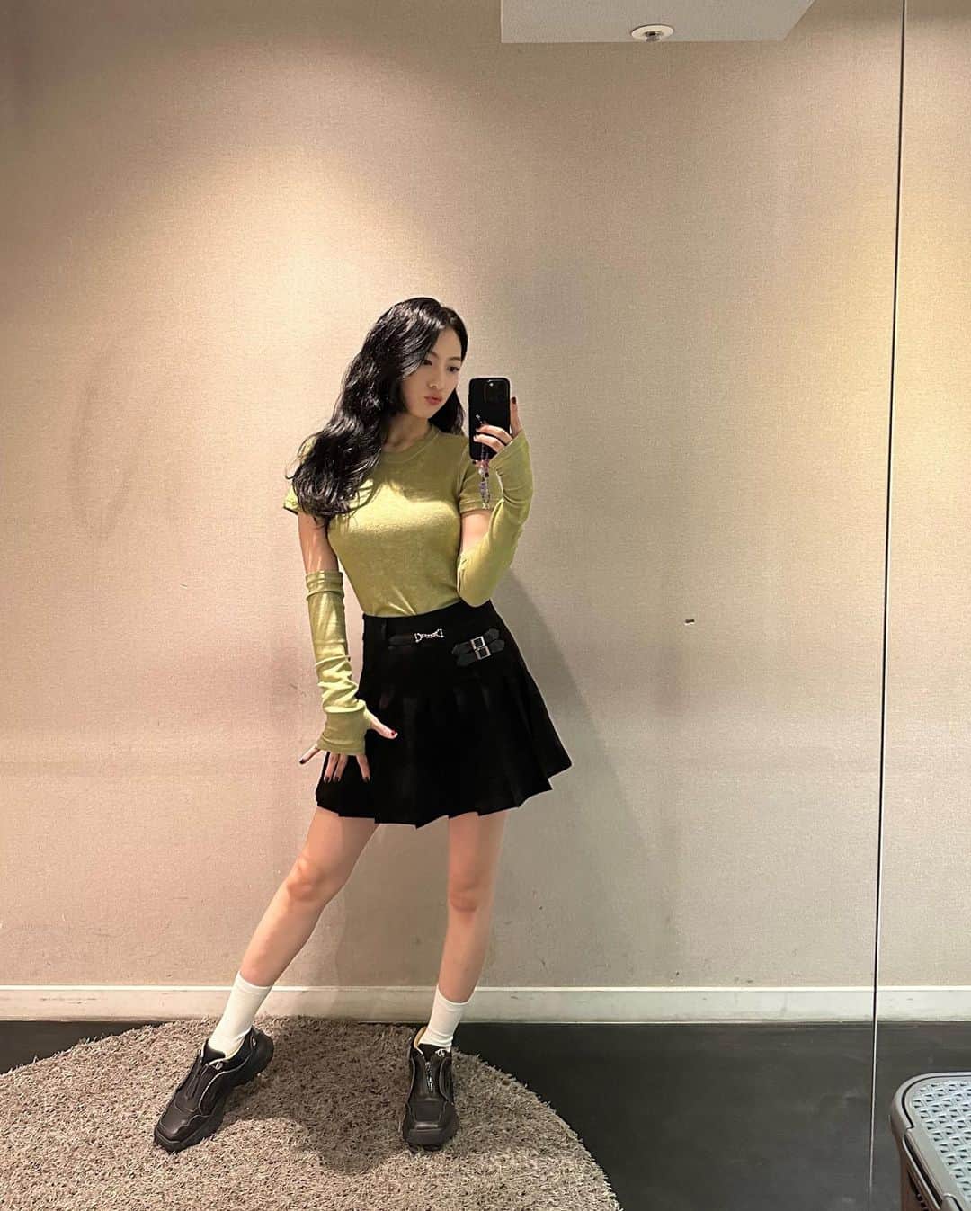 知英のインスタグラム：「오똔 나므자가 지욘짱 소루레게햇소 내이르 기대해🌹」