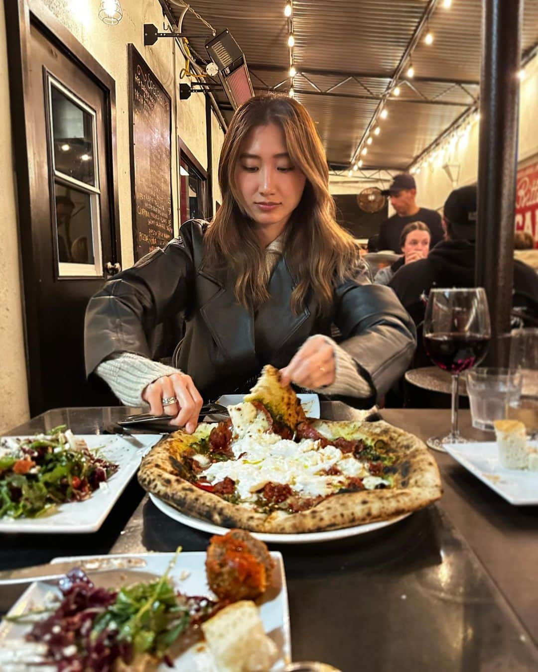 白雪のインスタグラム：「Let’s call all this eating “research”😉😘」