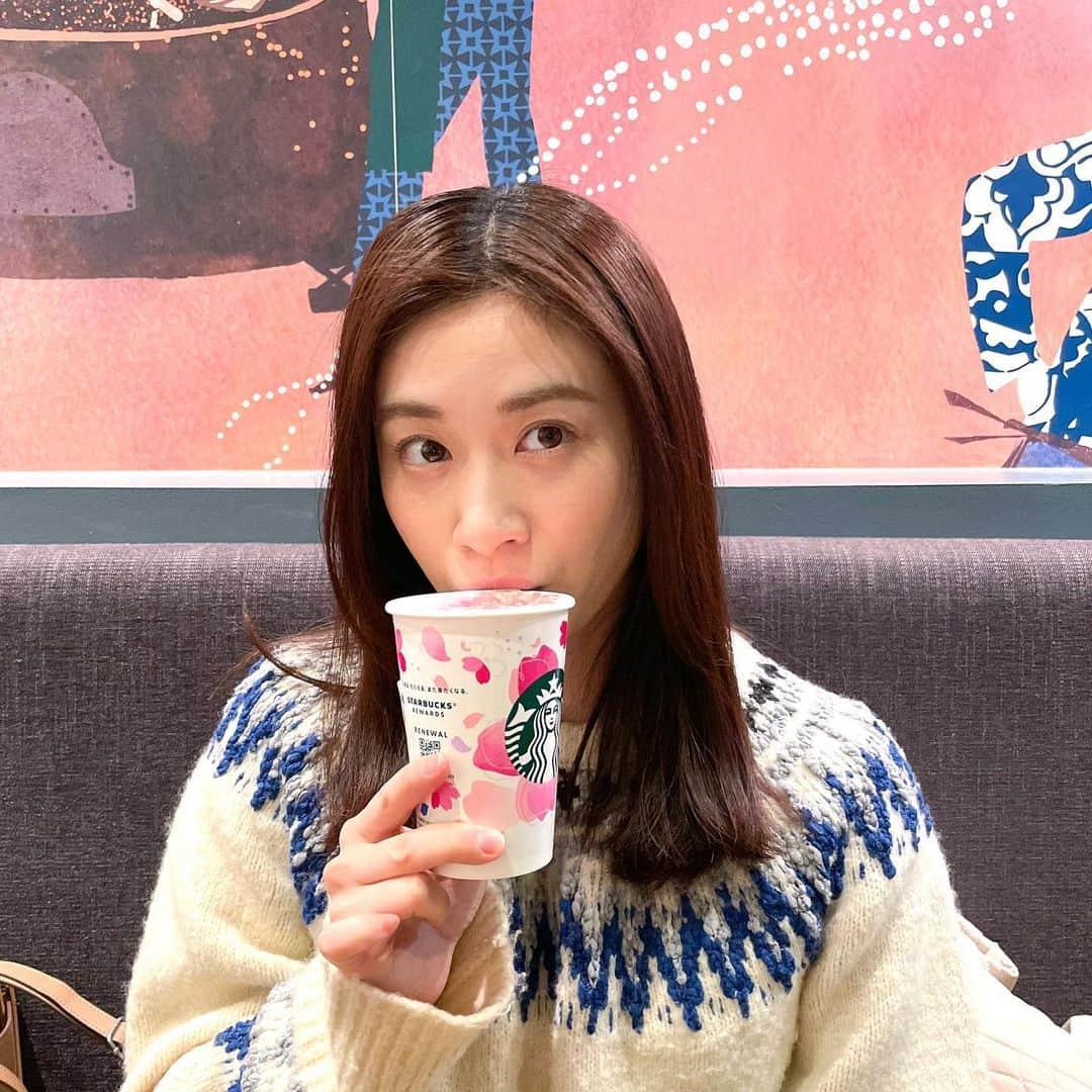 鈴木芳奈のインスタグラム：「春ですね🌸💭 #starbucks #スターバックス #さくらソイラテ」