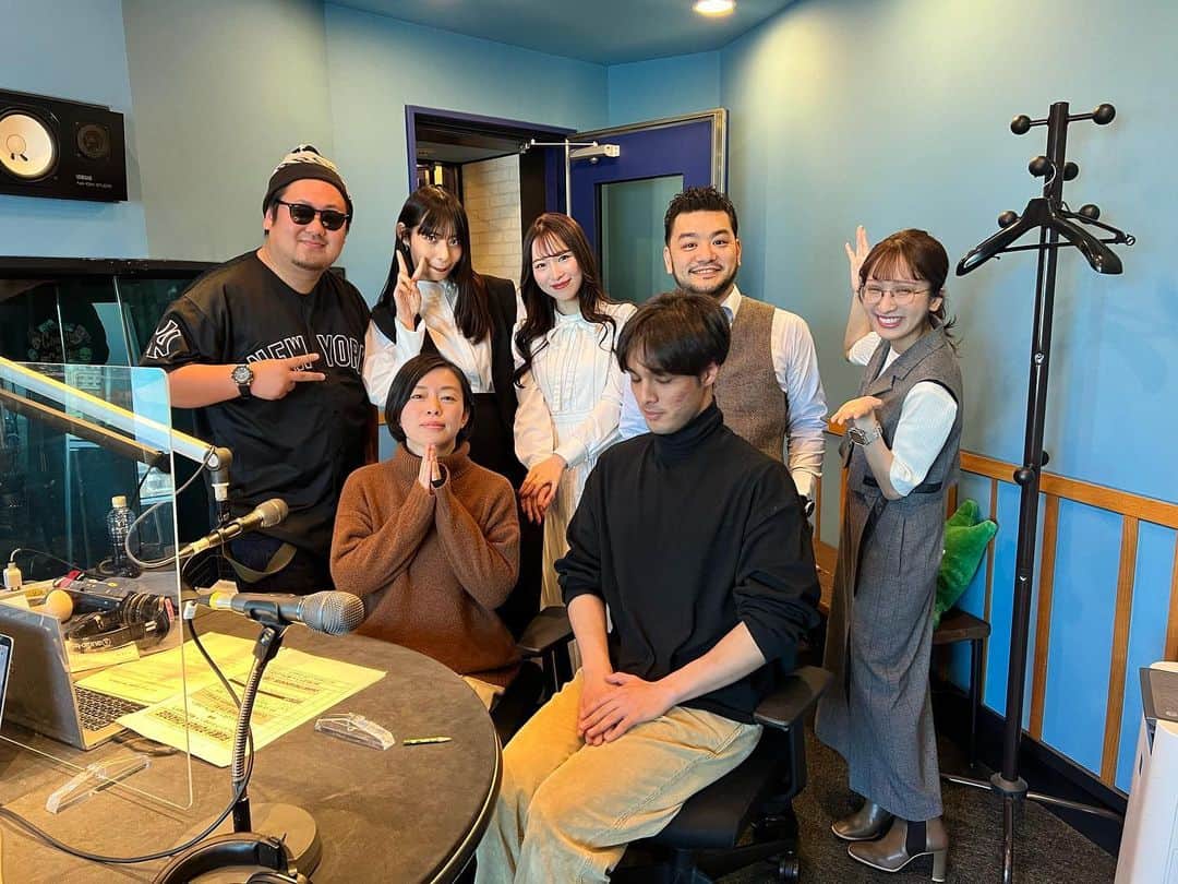 のインスタグラム：「. #📻 #🧡 #zipfm 珍しくZIPナビゲータ勢揃い👏🏻👏🏻 みんなでテンションが上がり 集合写真を撮りました🥺🫶🏻💕 今日もこの後17時からビージャンよろしくお願いします🥰」