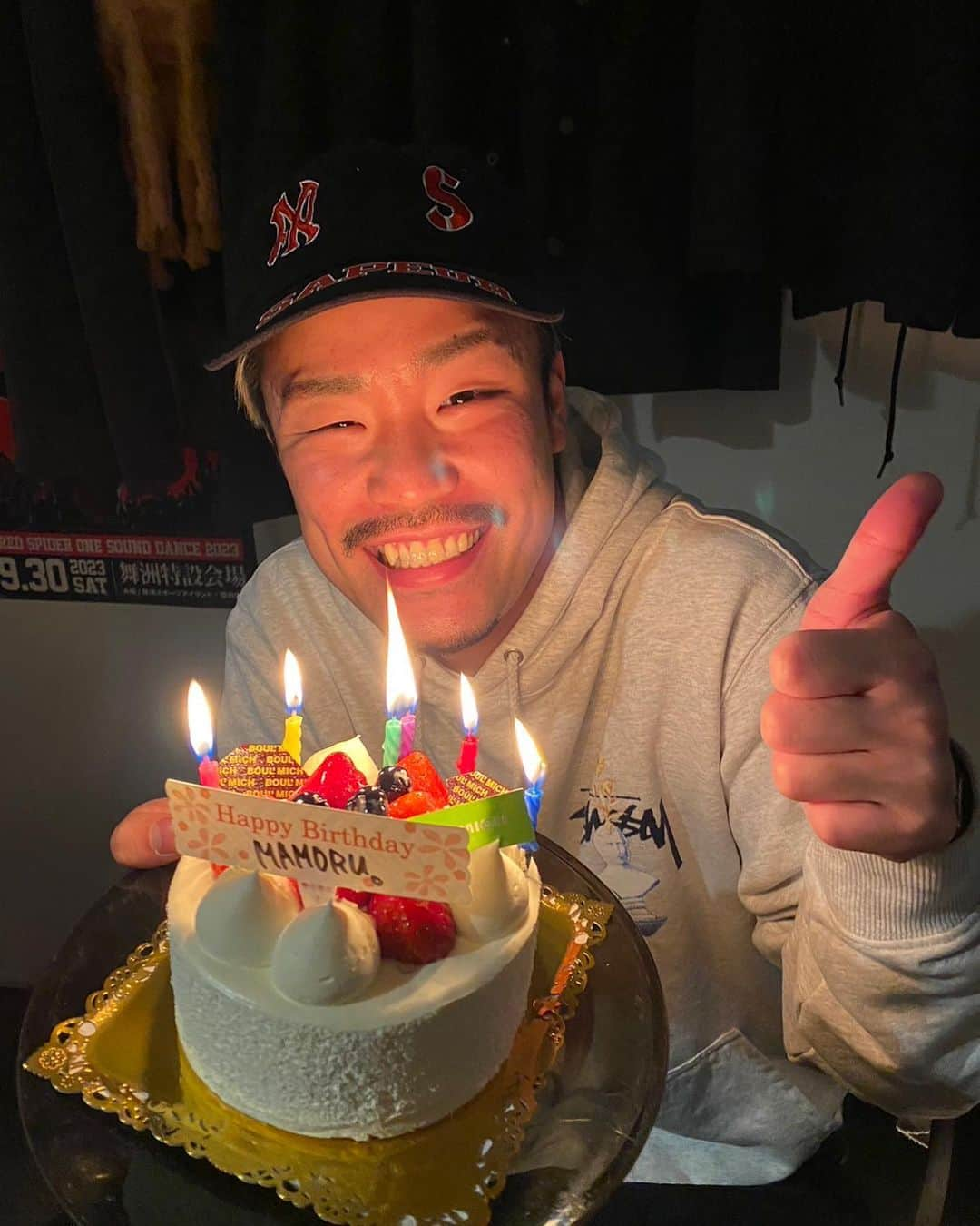 まもる。さんのインスタグラム写真 - (まもる。Instagram)「12日早くお誕生日お祝いして頂きました！！ 早すぎて歌流れてたのに誰か祝おうとしてました！！  いつなっても誕生日祝って貰えるのはうれしすぎ！ RHB最高！！ 銘苅ずっと右目殴られたボクサーぐるい垂れてる」2月16日 15時00分 - mamorumomo