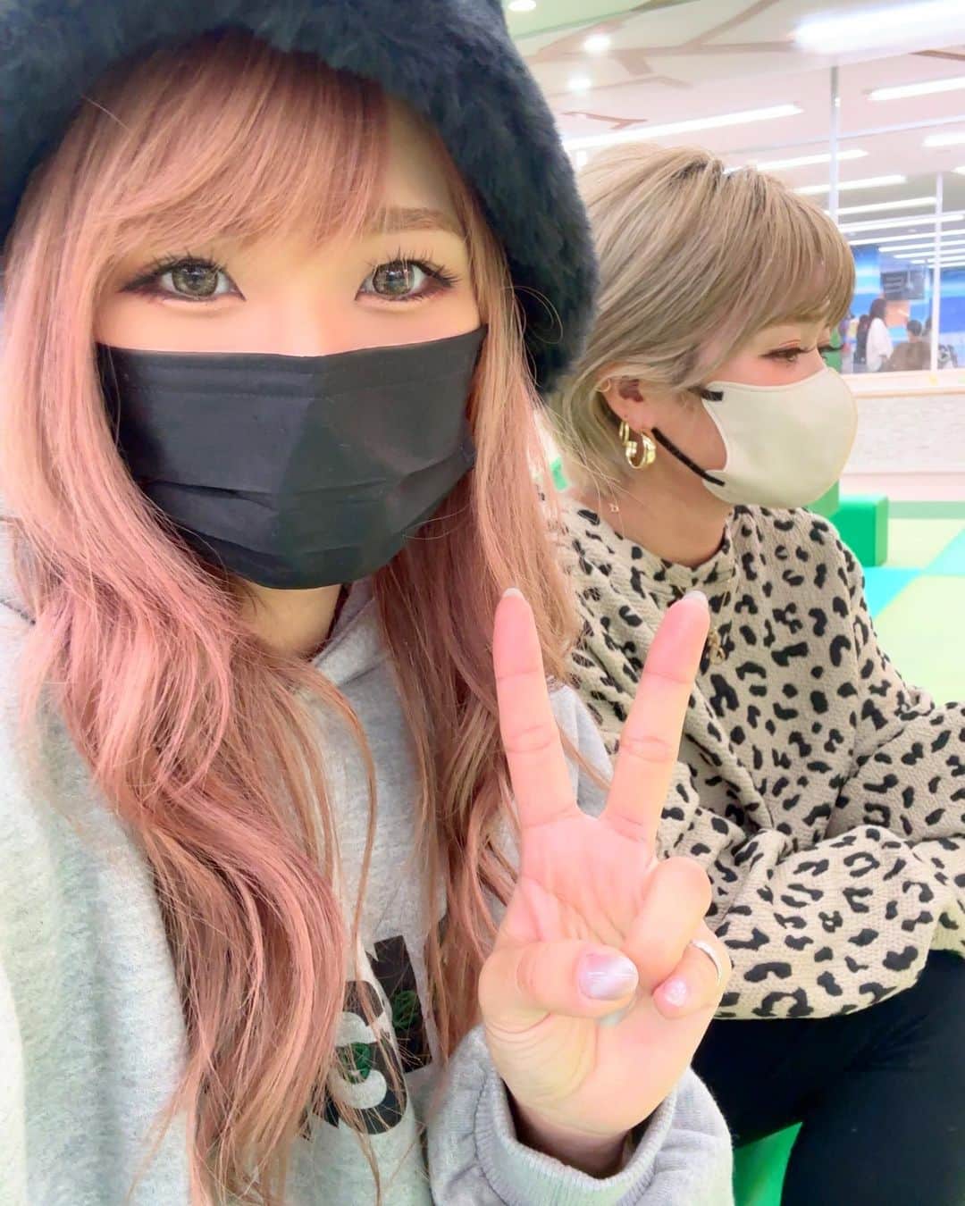 宮下美恵のインスタグラム：「#育児記録  早いもので、りったん2歳10ヶ月に なりました♡  もう、この投稿画像は3ヶ月も前だなんて‼️早すぎる〜‼️なんだかりったんが少し幼い♡  寒くなる前に色んな所連れてってあげたいと、お友達とのスケジュール入れまくって、おばさん疲れた顔がバレてる写メを思い出に残しとこww  最近はこんなんじゃあかんと、色々努力もあり、メイクのノリも良くなる事で顔が少しイキイキしてきました😅  ニコニコかわいいゆまちゃん @yumachi1021  また近々遊ぼうね💖」