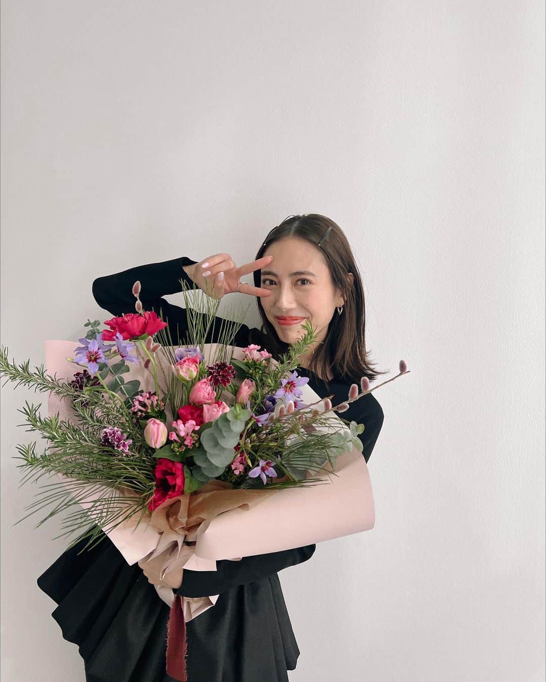 土屋巴瑞季のインスタグラム：「@baila_magazine の皆さまからお花をいただきました💐 おしゃれすぎる〜🫶🏻 お花は勿論、包みのリボンも可愛くて、 外して花器に生けるの勿体無い🥺❤️ 皆さまからのお手紙も最高に嬉しいです😭🤍 ありがとうございます☺️」