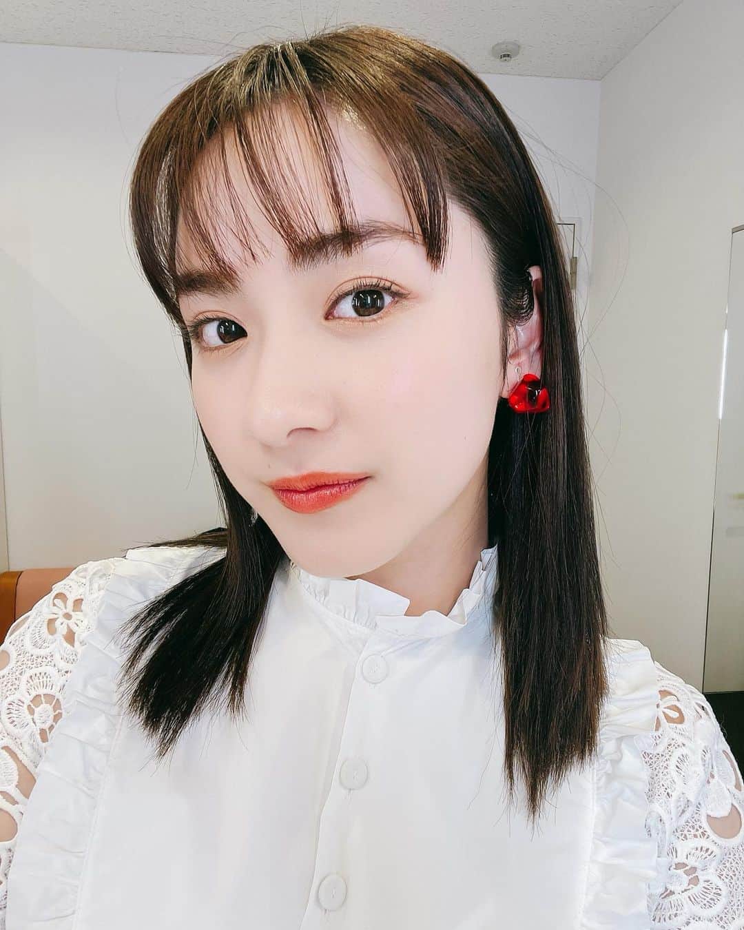 平祐奈のインスタグラム：「❤️🤍🤍 本日19:00〜テレビ朝日 林修の今知りたいでしょ！2時間SP ぜひご覧ください🧤 日光とカインズに行きたくなりました🧤  23時からはbayfm78『平祐奈の凸凹ラジオ』も ぜひお付き合い下さいっ。」