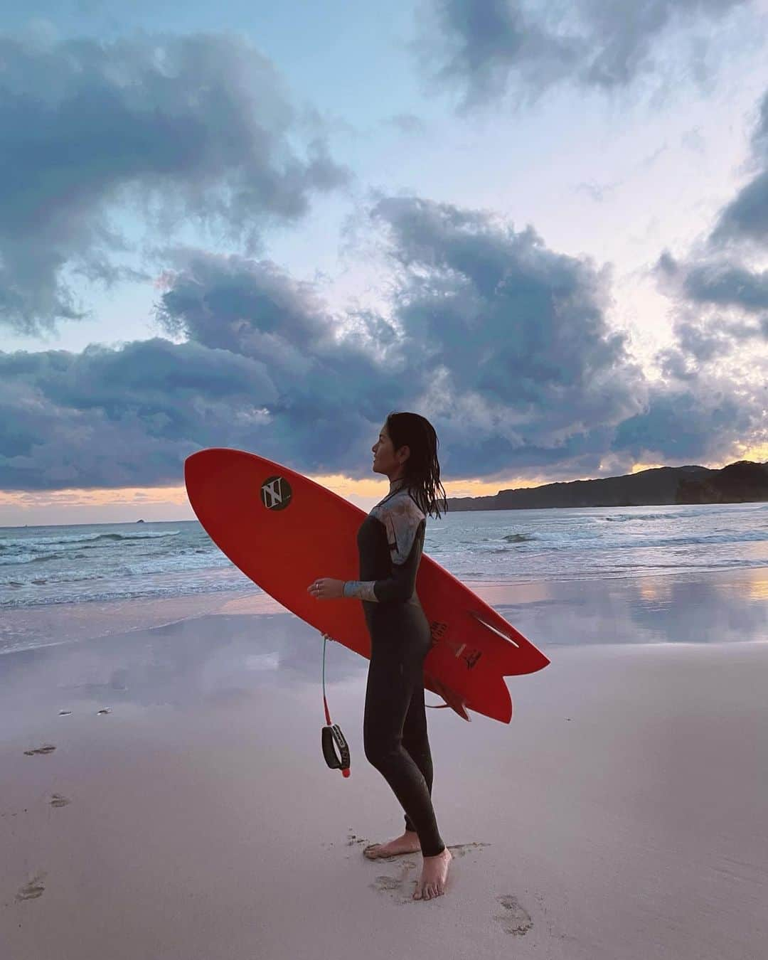 清宮佑美のインスタグラム：「なんだかんだ波もあり、貸切のsunset surfなんて最高だった🥹💕 多々戸のビーチに直結の大和館に泊まるのが毎年の定番😌 お部屋から波チェックできたり、ウェットで館内歩けたり、ボードロッカーあったり、サーファーに優しくてお気に入りの宿🏨✨ ご飯も温泉も変わらない良さが最高なの🐟♨️  白浜がホームの @lisahalim と伊豆散策もできて 大満喫の2日間。 3人ともBagは "みーんな大好き @ayakawasaki 👜💗" ayaちゃんのbagは1つ持つとアレもコレも欲しくなる中毒性がある😩💭✨  #伊豆下田 #サーフトリップ  #surftrip #birthdaytrip #ayakawasaki #大和館」