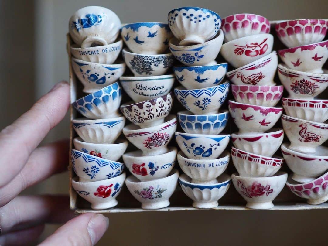 のインスタグラム：「♡ original handmade miniature size 1/6 .  ドールサイズの カフェオレボールが出来ました。 みなさんは、どの柄がお好きですか？🥰 ・  いくつか持っていますが🙌 カフェオレを入れて 飲んだことはないです🤣  ・  ・  ・  ・  ・  #miniature#dollhouse #Frenchinterior #ブロカント #antique#Frenchstyle #シャビーシック#うつわ #antique  #Frenchdecor#brocante #アンティーク風#brocantestyle#cafeaulaitbowl #shabbychic #shabbychicdecor #カフェオレボウル   #フレンチ皿 #陶器  #ミニチュア#フレンチアンティーク #French #スーピエール #cafeaulait   #お皿 #plate #Frenchplate #器#フレンチアンティーク」