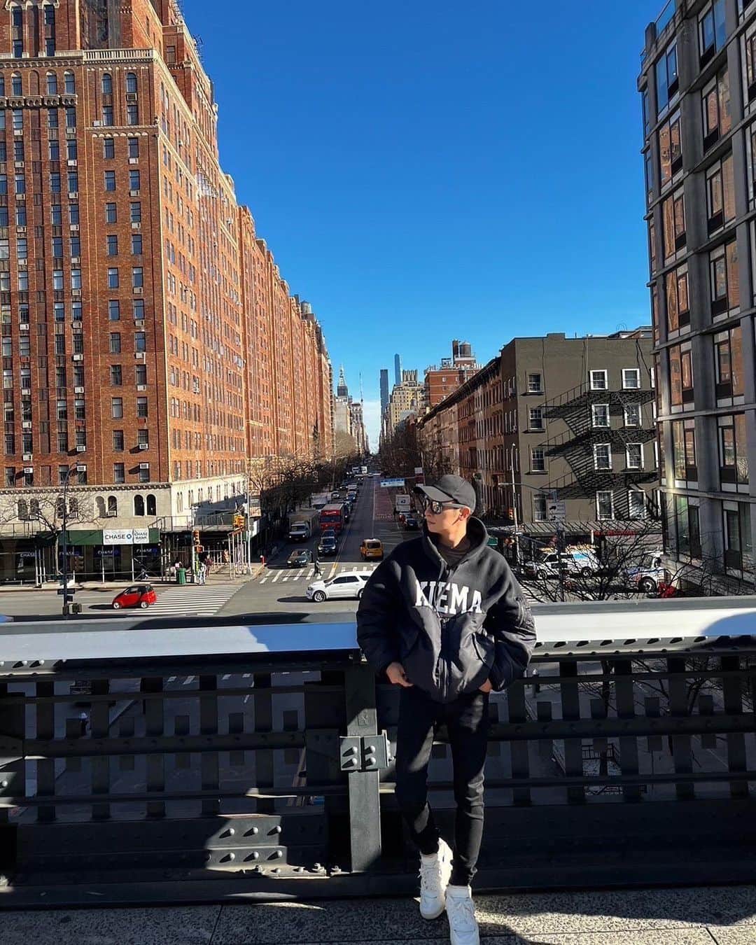 與真司郎のインスタグラム：「仕事半分、プライベート半分で1週間ニューヨークにいってましたー🗽🇺🇸  5年ぶりのニューヨークで、テンション爆上がり。笑 ニューヨークに住むのもいいなと思っている自分がいる🫣🤫笑  初めてニューヨークに行ったのは15歳の時🇺🇸当時マネージャーさんだった人とメンバー全員でレッスンを受けに行きました。部屋は直也くんとにっしーと同じで、朝から夕方までレッスンをして、夜はブロードウェイショーを観にいったなー。 でも、当時英語はまったく話せないし、時差ボケがすごくて、ショーを観ている時は眠気との戦いだったことを今でも覚えてる。笑 あの2週間つらかったなー。笑 その時は海外に興味がなくて‥笑 本当に一人ではまったく何も怖くてできなかった。。。😭 そんな、一人で何もできなかった俺が、今ではアメリカ人と仕事をして、ニューヨークにいる友達と会ったり、時間が空いた時は一人で電車に乗ってどこかにいってみたり、適当に入ったカフェで、知らない人と会話して楽しんだり、人って成長するなーって感じた旅でした😭👏　  # @kevinwoo_official  とニューヨークで再会 #最後の写真を待ち受けにするとイイことあるらしいよ(嘘)」