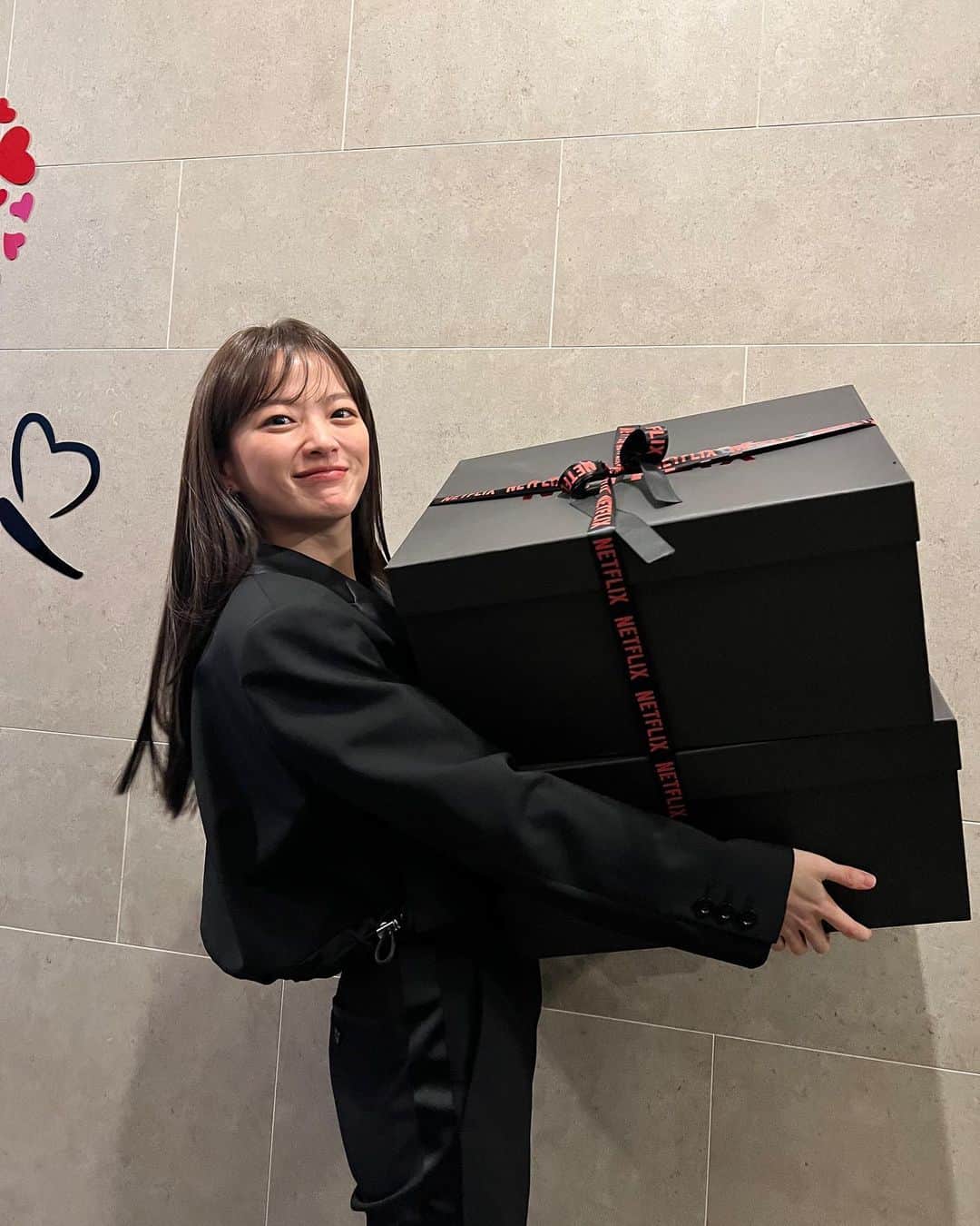 チョン・ウヒさんのインスタグラム写真 - (チョン・ウヒInstagram)「양손가득 :) #넷플릭스  #스마트폰을떨어뜨렸을뿐인데」2月16日 15時53分 - thousand_wooo