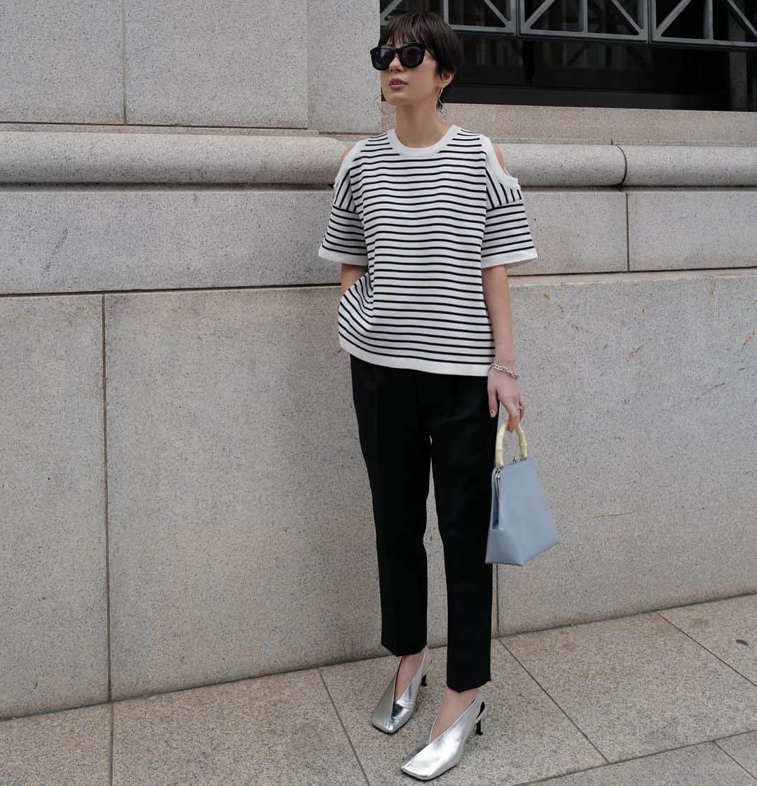 正中雅子のインスタグラム：「border🤍🖤🤍  お昼からスタートしたpre orderに既に沢山のオーダーを頂きありがとう🥺🫶  個人的に、今シーズン推しの肩空きデザインのニット！  肩の空き具合が絶妙で、スッキリしてみえるし意外に気負いなく着れるのもおすすめポイントです🖤  ハリのあるニット素材が夏も着やすく、とにかく着る方が可愛いし トレンドライクな雰囲気にもなりますよ♡  -PRE ORDER- 2.16 thu 12:00-2.20 mon 23:59  #MACHATT #masaco服」