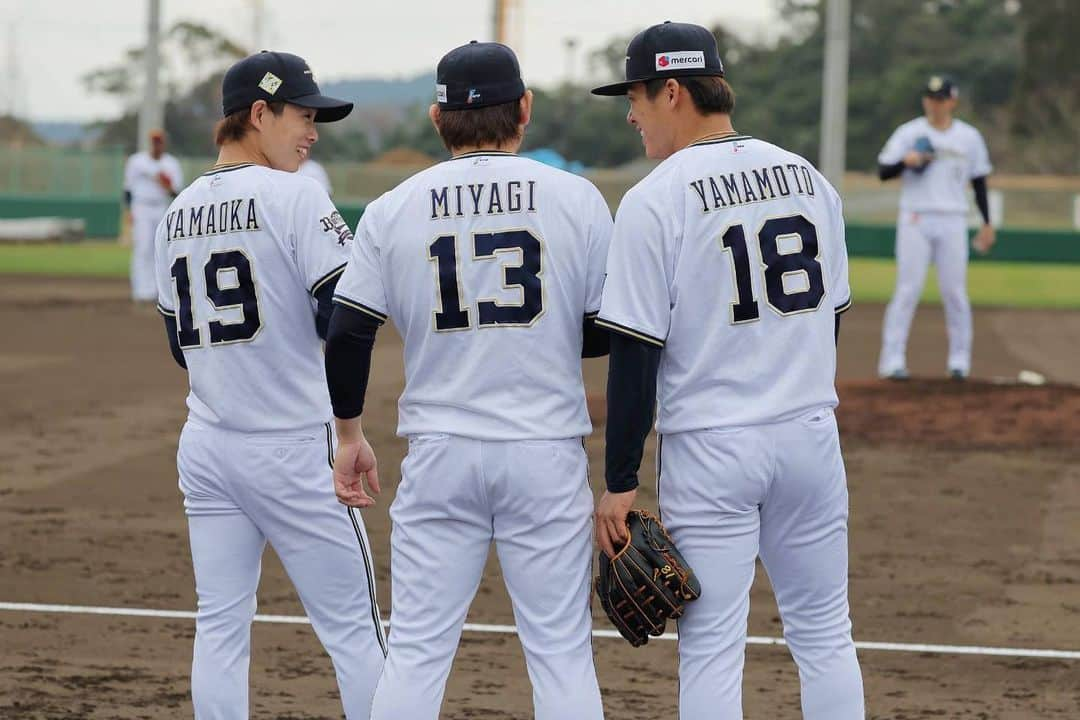 山岡泰輔のインスタグラム：「⁣ ⁣ 今日でWBC組は最後だったキャンプ🫣⁣ 2人とも頑張れ👍⁣ あっ！宇田川も頑張れ👍⁣ ⁣ #隣の隣は相変わらず良い匂い⁣ #隣はまぁちょっと良い匂い⁣ #宇田川また写真撮ろな⁣ #頑張れ」