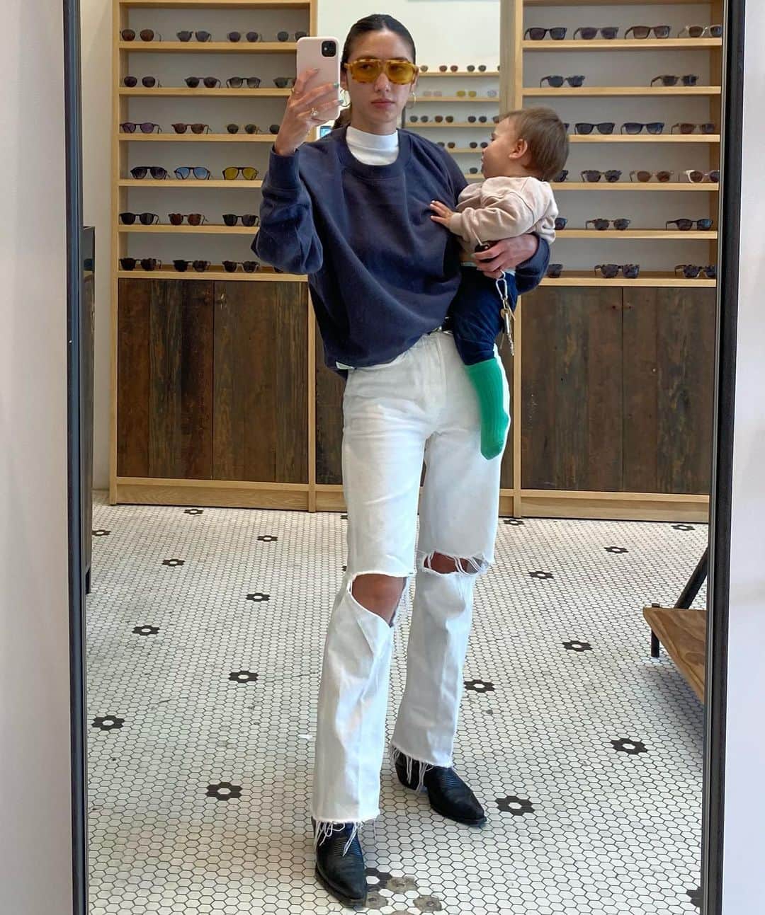 ジュリー・ロッシュのインスタグラム：「Mommy life 🦖」