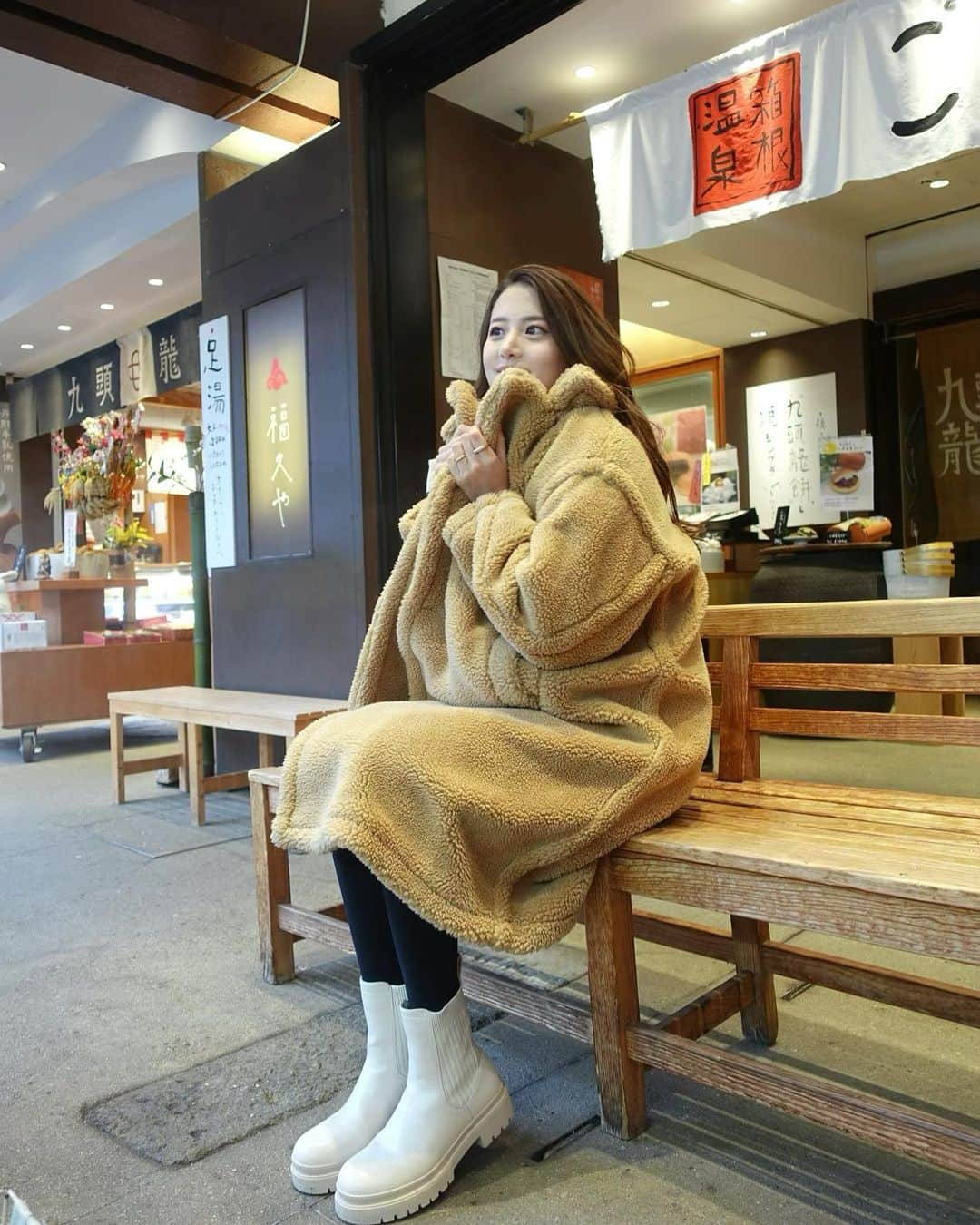miiのインスタグラム：「テディコート🤎  【着用アイテム品番】 コート▶︎3849701 ワンピース▶︎11982216 ブーツ▶︎11245498  📣お買い上げ金額1～5,999円まではセール価格から15%OFF、6,000円以上は20%OFF💕 クーポンコード☞【lovemii】 〜3月31日  #SHEINforAll #SHEIN #SHEINpartner #ad #今日のコーデ #OOTD」
