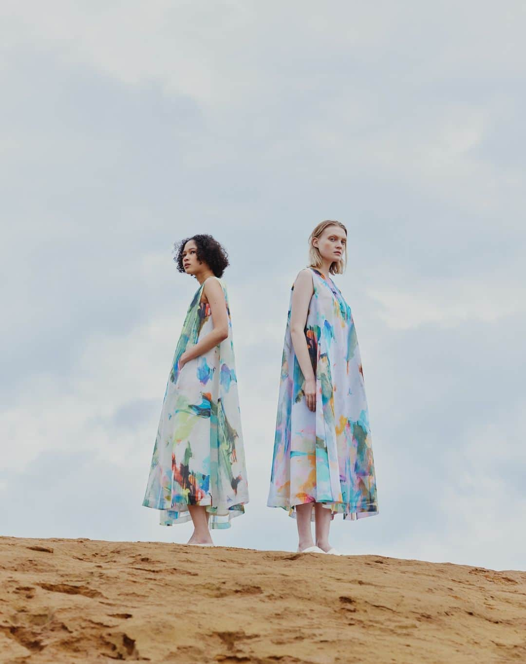 H/standard（アッシュ・スタンダード）さんのインスタグラム写真 - (H/standard（アッシュ・スタンダード）Instagram)「Printed Sleeveless Maxi Dress シーズンテーマの”Every cloud has a silver lining.”に合わせて雲の裏側がシルバーに輝くイメージのライニングや雲の隙間から差し込む光を@kanakosasaki_elhd が再解釈し、表現したアートプリントをシアオーガンジー素材に乗せたクリーンなマキシドレス。  #stumbly #スタンブリー #newstandard #artprint #paintart #newheritage」2月16日 16時25分 - stumbly.official