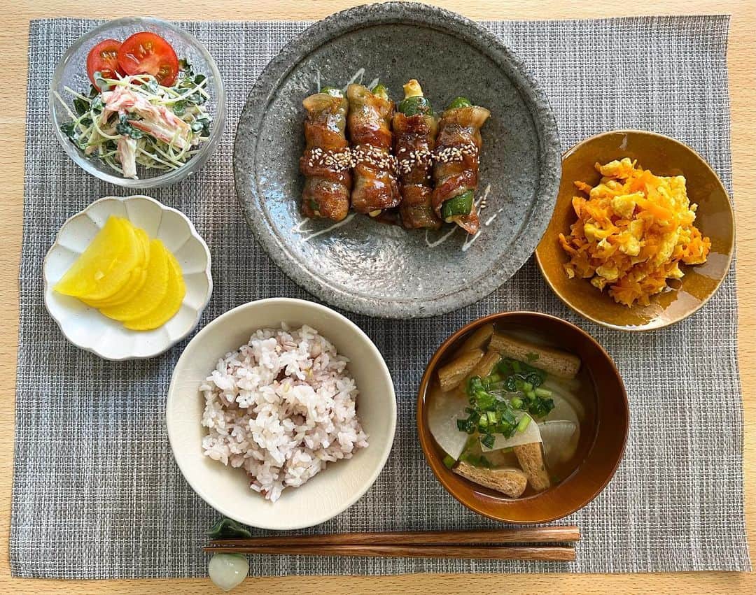 三津谷葉子さんのインスタグラム写真 - (三津谷葉子Instagram)「ピーマンとチーズの豚バラ巻き🌀  焼き過ぎたな🤪💦  このグレーのお皿は 祖母の妹が作ったものです。 長い間使っているので、よく見ると欠けてしまっているのですが お気に入りのお皿です☺️」2月16日 16時31分 - yoko_mitsuya