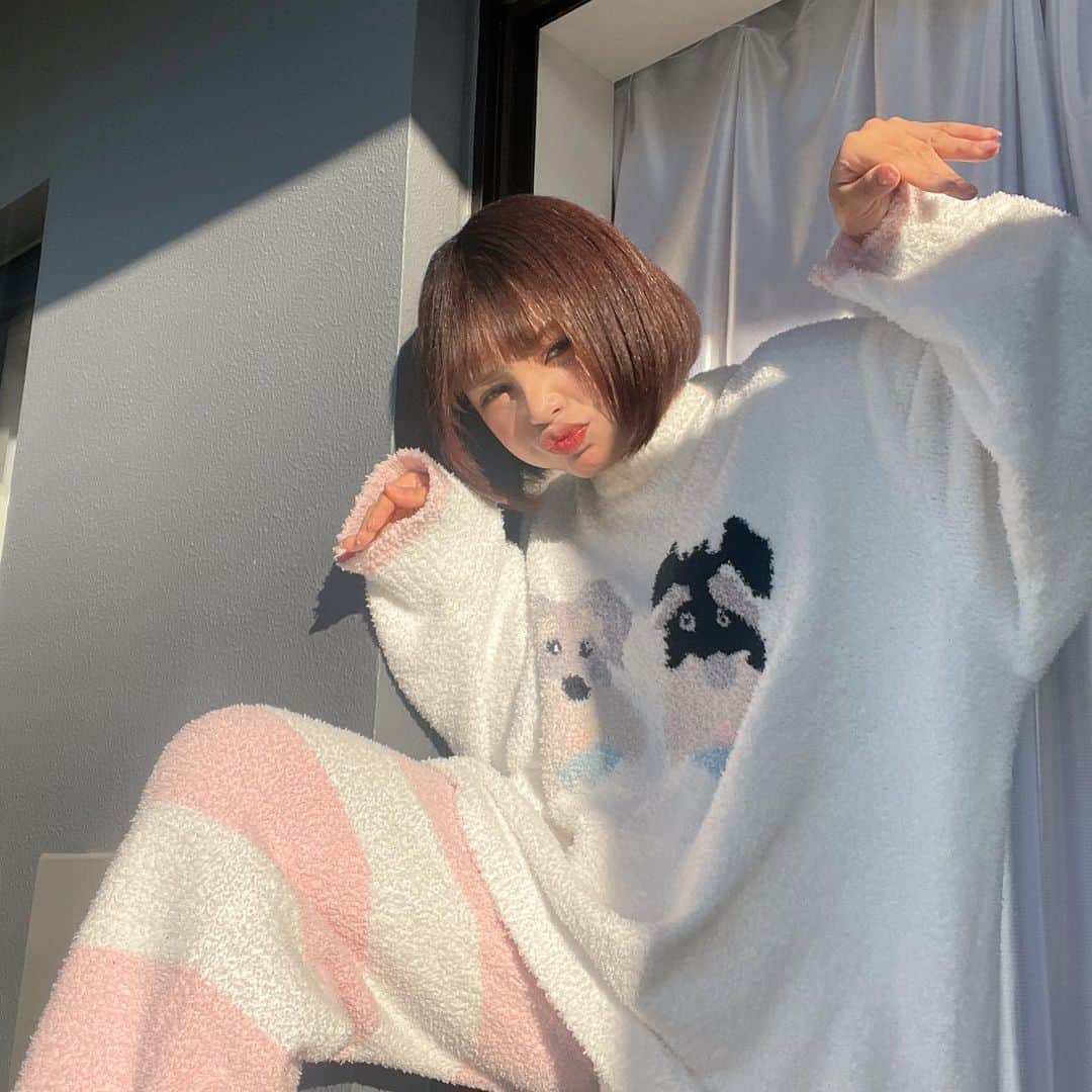 MOMOHAHAさんのインスタグラム写真 - (MOMOHAHAInstagram)「ルームウェア可愛いとテンション上がるよね🐶🤍  めっちゃ生地柔らかくて気持ちぃ🫠  ルームウェア▶︎ @ceci.u_official  #ルームウェア女子  #パジャマ女子」2月16日 16時48分 - momo8haha