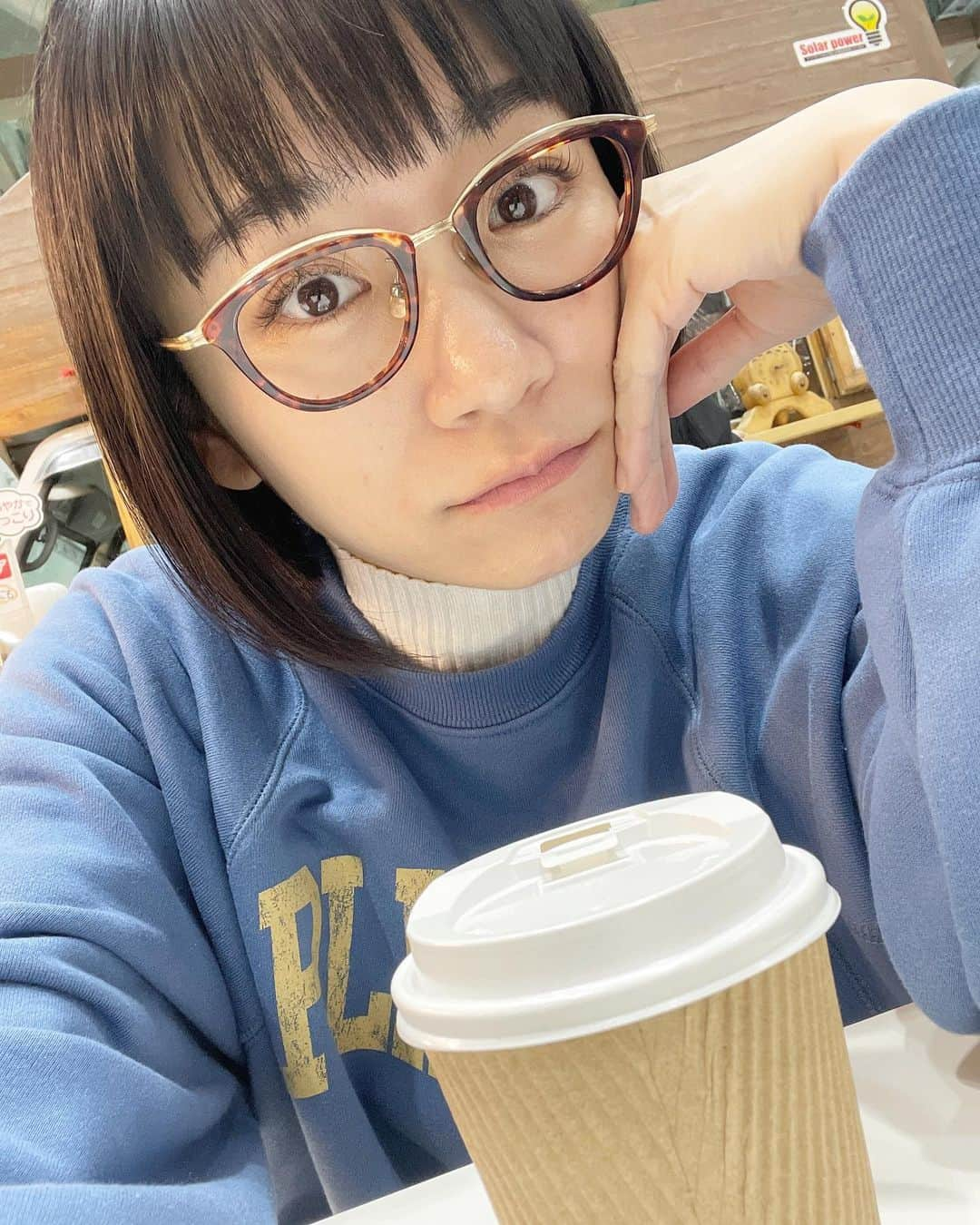 時東ぁみさんのインスタグラム写真 - (時東ぁみInstagram)「まだまだホットが手放せない！！ ・ 昨日今日寒すぎるっ！！！ まじで寒いの嫌いだから、そろそろ暖かくなってほしいです。 ・ 最近ラテという飲み物にハマり出したメガネさんでした🤓 ・ #時東ぁみ #寒い #冬 #ホットドリンク #hotdrink #手放せない #ココア #大好き #ラテ #覚えた #美味しいですね #🤓」2月16日 17時00分 - amitokito