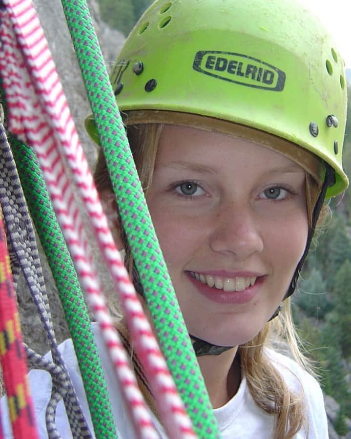 チェルシー・ルーズのインスタグラム：「little climber Chelsea had big dreams and goals. Adult Chelsea has had a hard time holding space for those dreams yet to be realized.   “What does it even mean,” are thoughts that frequent my mind along with the truth that “I am prone to burnout.” Burnout is tough for me - it’s like a fast and windy rollercoaster 🎢 and that shit can be stressful 😩  I feel little Chelsea with big goals emerging and wanting to shine through. I also feel adult Chelsea’s fear arising; fear of failure, fear of the unknown, fear of not having my “what does it actually mean to me” question nailed down.   But so far in 2023, my lessons have primarily been in letting go and diving in. Adult Chelsea can manage that because I am brave, grounded, and ready.   Let’s go little one, we will do this together strong 💪」