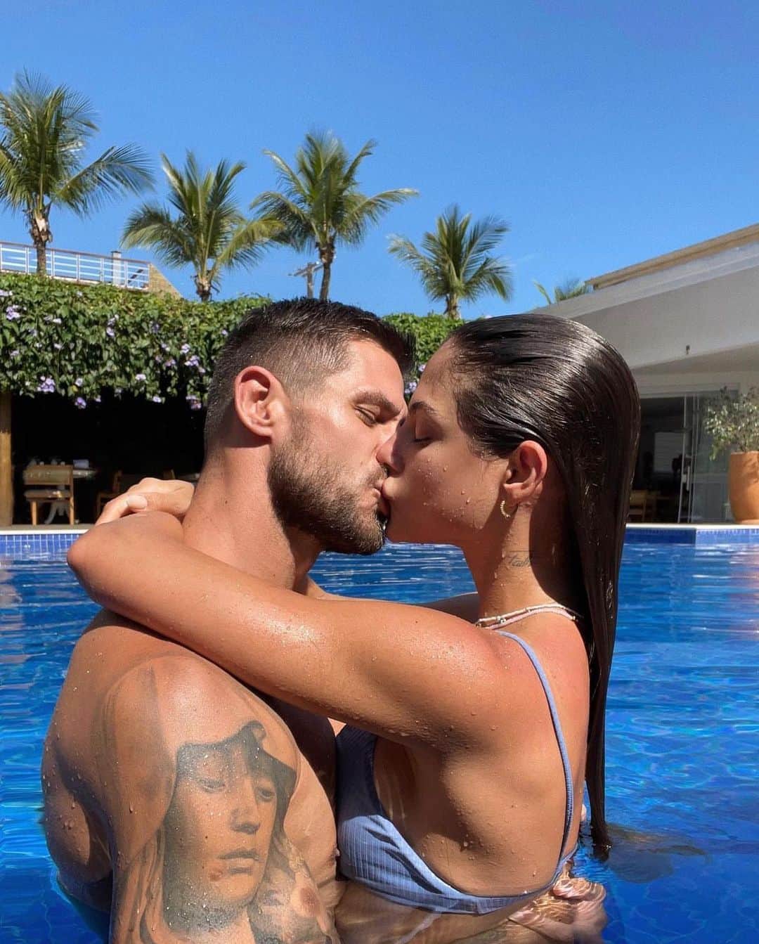 Jonas Sulzbachのインスタグラム：「PARABÉNS MEU AMOR!! Te desejo só as melhores coisas desse mundo, pq tu merece muito! Que Deus continue te guiando e iluminando seu caminho. Tu é uma mulher F*DAAA e tenho muito orgulho de ti, menina mulher que me apaixonei no dia em que conheci. Você faz toda a diferença na minha vida meu amor.  Continue sempre com essa alegria de viver e coragem para encarar todos desafios dessa vida! A sua positividade e fé te trouxeram até aqui e vão te levar para onde tu quiser!  Te amooo e sou muito grato por ter você ao meu lado @marigonzalez 🤍」