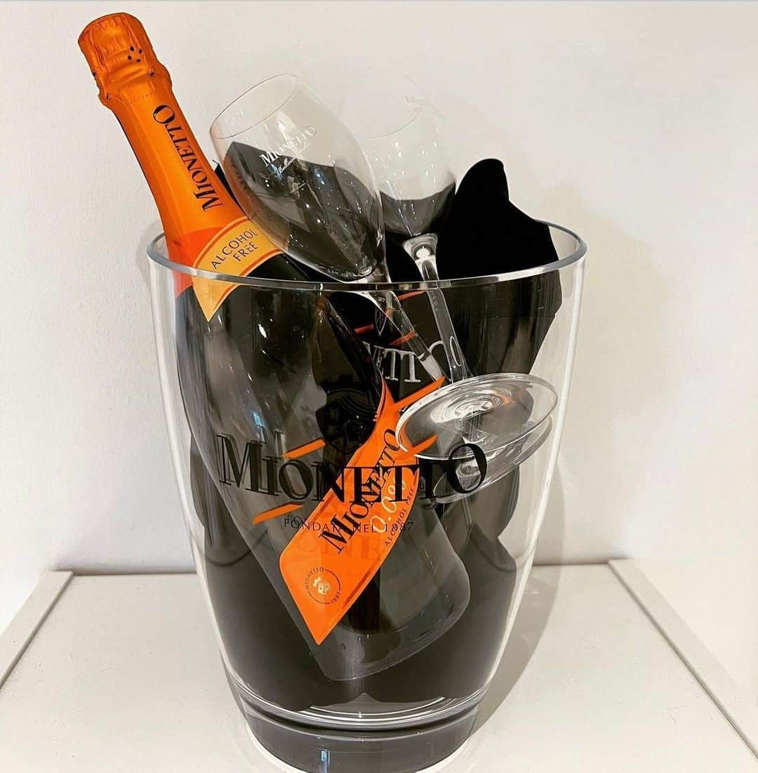 Mionetto Prosecco Sverigeのインスタグラム：「Vi tävlar ut 4 kit med Mionetto 0,0%, ishink samt 2 glas. Tävlingsregler: Följ @mionetto_se  Ge oss ditt bästa drink recept med Mionetto 0,0% 🥂  Tävlingen avslutas 28/2 Vilkor: Denna tävling är inte på något sätt sponsrad eller administrerad av eller knuten till Facebook eller Instagram. För att vara med i tävlingen måste man vara över 25 år gammal samt bosatt i Sverige. Eventuell vinskatten betalas av vinnaren.」