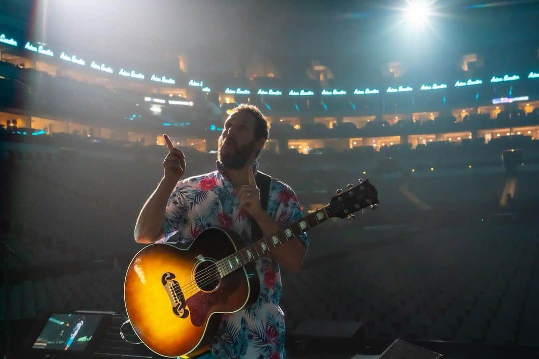 アダム・サンドラーさんのインスタグラム写真 - (アダム・サンドラーInstagram)「Dallas! That won’t be forgotten! Goodness! Love you guys and thank you for coming! @aacenter」2月17日 3時10分 - adamsandler