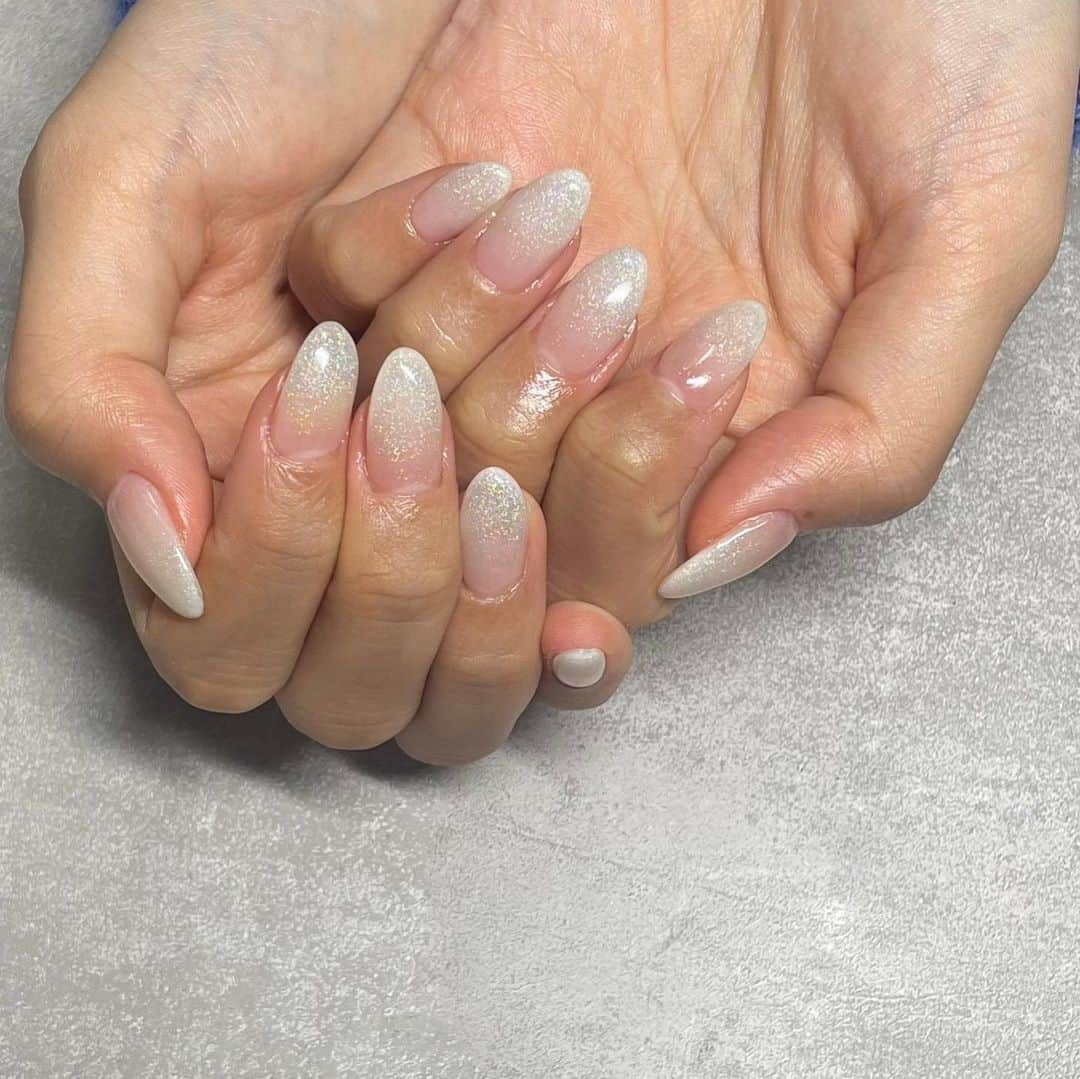 薬丸玲美さんのインスタグラム写真 - (薬丸玲美Instagram)「New Nails   今回は乳白色×ラメグラデーション どのラメだと綺麗になるのか 沢山相談に乗ってくださりながら 素敵に仕上げてくだりました✨  乾燥が酷いこの季節 ネイルが折れやすくなってしまっているのを 短めで綺麗なネイルになるよう補強してくださって 本当に感謝です🥺  @salondelupia_nail  @salon_de_lupia  @lupia_moeka_nail ちゃん いつもありがとうございます🫶🏻」2月17日 3時47分 - remi_yakumaru