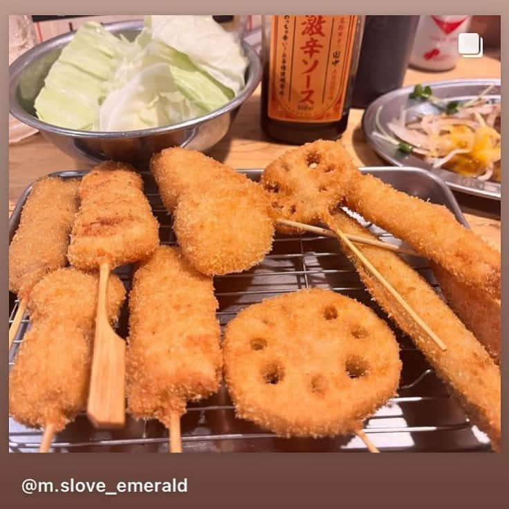 串カツ田中のインスタグラム：「@m.slove_emerald さんより 串カツ田中をご利用いただきありがとうございます✨ 串カツや一品料理、お酒など様々ご堪能いただいありがとうございます😍 次回ご来店いただけた時は、ぜひ「紅しょうが」をお召し上がりいただきたいです！！！ マカロニサラダとも相性抜群です😊   -------------------------   おはようございます😊   昨日は春みたい気温だったから珍しく飲んで来ました🍻 TV📺やフォロワーさんの投稿でずっと気になっていた串カツ田中さんへ✨   一杯目は梅酒サワー😋 二杯目は名物の冷やしあめハイボール🍬甘くて生姜風味で美味しかった💕   串カツは帆立と蟹🦀と牛肉が特に美味しかった😋 紅生姜天も好きだから頼めば良かったけどお腹いっぱいであまり食べれなかった😆   サイドメニューもお安くて美味しかった😋 2人でシェア〜して食べたけど カレー風味のマカロニサラダはほぼ私が食べました💕 串カツは5本食べたかな😆   今日は今にも雨が降り出しそうですね☔️ そんな日はなぜかインドカレー🇮🇳やスープカレーが食べたくなります😋   #串カツ田中#串カツ #大衆居酒屋 #コスパ最強 #居酒屋メニューが好き #冷やし飴ハイボール   ------------------------- みなさまからの　#串カツ田中 の投稿をお待ちしております。投稿いただいた素敵なお写真を、串カツ田中公式アカウントでご紹介させていただいております！  #串かつ#ソース#大阪伝統の味#グルメ#東京グルメ#大阪グルメ#居酒屋#居酒屋グルメ#グルメ好き#グルメ好きな人と繋がりたい#グルメスタグラム#グルメ巡り#居酒屋ごはん#居酒屋メニュー#居酒屋好きな人と繋がりたい#マカロニサラダ #紅しょうが #japan#japanesefood#instafood#ilovejapan#tempura#kushikatsu」