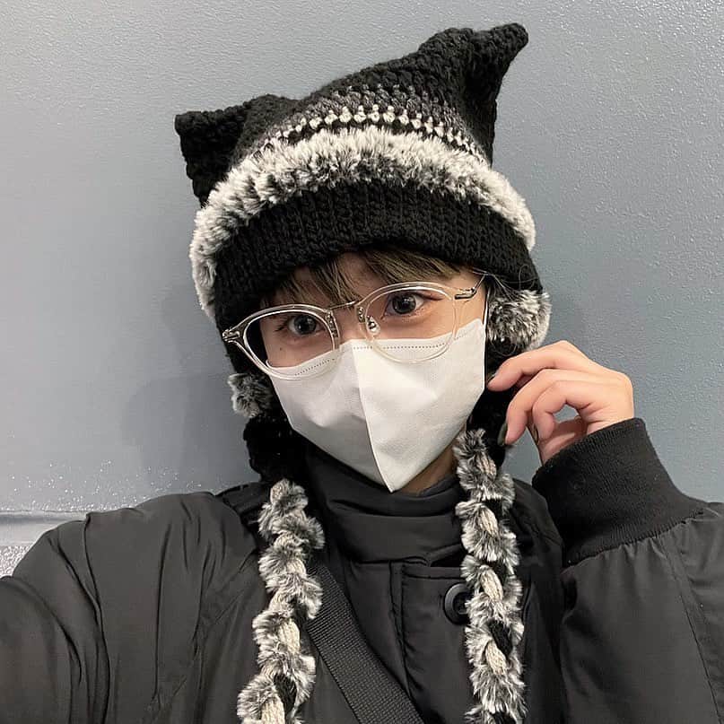 とくいちょまのインスタグラム：「一生黒髪でいる予定だったけど いろんな色にしてたのしめた 実家でカマキリ見つけてツーショうれしそう ჱ̒^._.^)」