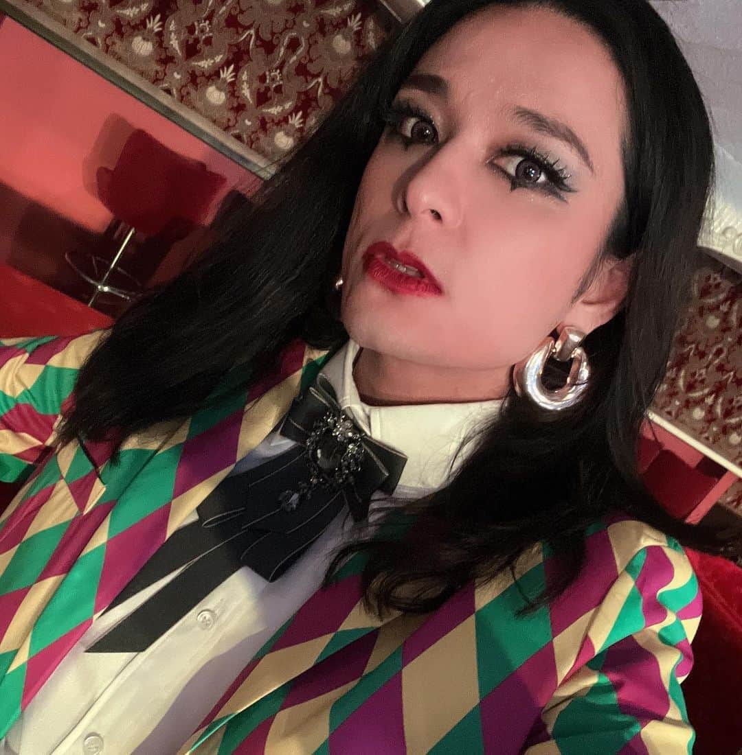 HIDEKiSMさんのインスタグラム写真 - (HIDEKiSMInstagram)「CABARET ENGAB vol.4👠 ご来場、ご視聴いただきありがとうございました♥️♠️♦️♣️ 「不思議の国のアリス」をテーマに構成🐇 新曲や懐かしいあの曲や、ソロ曲まで盛り沢山だったでしょ💋 アーカイブは2/19 23:59まで🫶  #ENViiGABRIELLA #HIDEKiSM #エンガブ  #ヒデキズム #ENGA部 #エンガ部 #不思議の国のアリス #CABARETENGAB #キャバガブ4」2月16日 18時49分 - hidekism
