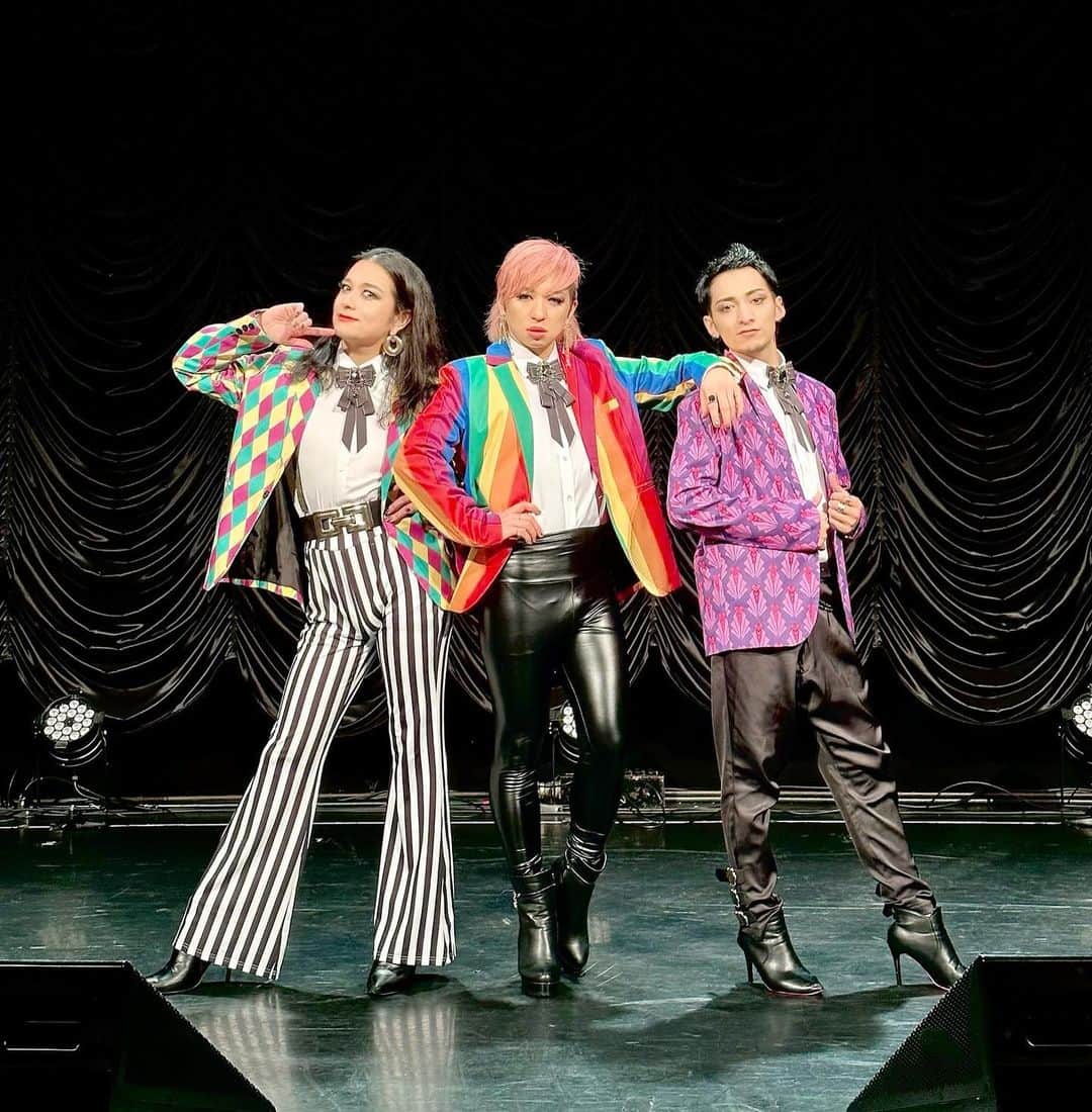 HIDEKiSMさんのインスタグラム写真 - (HIDEKiSMInstagram)「CABARET ENGAB vol.4👠 ご来場、ご視聴いただきありがとうございました♥️♠️♦️♣️ 「不思議の国のアリス」をテーマに構成🐇 新曲や懐かしいあの曲や、ソロ曲まで盛り沢山だったでしょ💋 アーカイブは2/19 23:59まで🫶  #ENViiGABRIELLA #HIDEKiSM #エンガブ  #ヒデキズム #ENGA部 #エンガ部 #不思議の国のアリス #CABARETENGAB #キャバガブ4」2月16日 18時49分 - hidekism