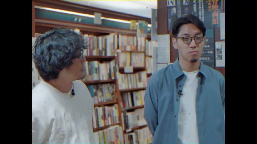 tofubeatsのインスタグラム：「黒鳥社さん( @blkswn.01 )の企画で若林さんと共に書店探訪させていただきました。まず前半が本日公開です。黒鳥社さんのYouTubeチャンネルより是非どうぞ。ストーリーにもリンク貼ってます。  ”これから読む本が一番面白い” をコンセプトに、黒鳥社コンテンツディレクター・若林恵がゲストとともに本屋を訪れ、実際に本を買おうという企画「黒鳥本屋探訪」。第2回は、音楽プロデューサー・DJとして活動し、2022年には初めての著書『トーフビーツの難聴日記』を刊行したtofubeatsさんと一緒に、神保町にある「東京堂書店」を訪ねます。  「お喋り編」では、東京堂書店の書店員・石井隆広さんに、おすすめの本や、お店の棚づくりについて伺います。石井さんがレコメンドする意外な一冊とは？書店の現場で感じる、棚づくりの難しさとは？？  ※2022年9月22日に収録した動画です。  ■東京堂書店 http://www.tokyodo-web.co.jp/ https://twitter.com/books_tokyodo  ■今回のゲスト：tofubeatsさん https://twitter.com/tofubeats https://www.instagram.com/tofubeats  【制作スタッフ】 撮影・編集：丹波督 撮影：大関史洋 音楽：Twoth サムネイルデザイン：香取徹 ディレクター：高橋護（黒鳥社）  【黒鳥社 / blkswn】  Twitter：https://twitter.com/blkswn_tokyo Instagram：https://www.instagram.com/blkswn.01/ linktree：https://linktr.ee/blkswn」
